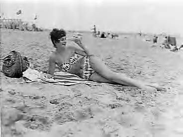 Fotocollectie Anefo — Strandleven te Scheveningen — Foto: Behrens, Herbert F. / Anefo. Licentie: Set B: Rechtenvrij / Publiek Domein. Bron: Nationaal Archief. http://hdl.handle.net/10648/a982c880-d0b4-102d-bcf8-003048976d84