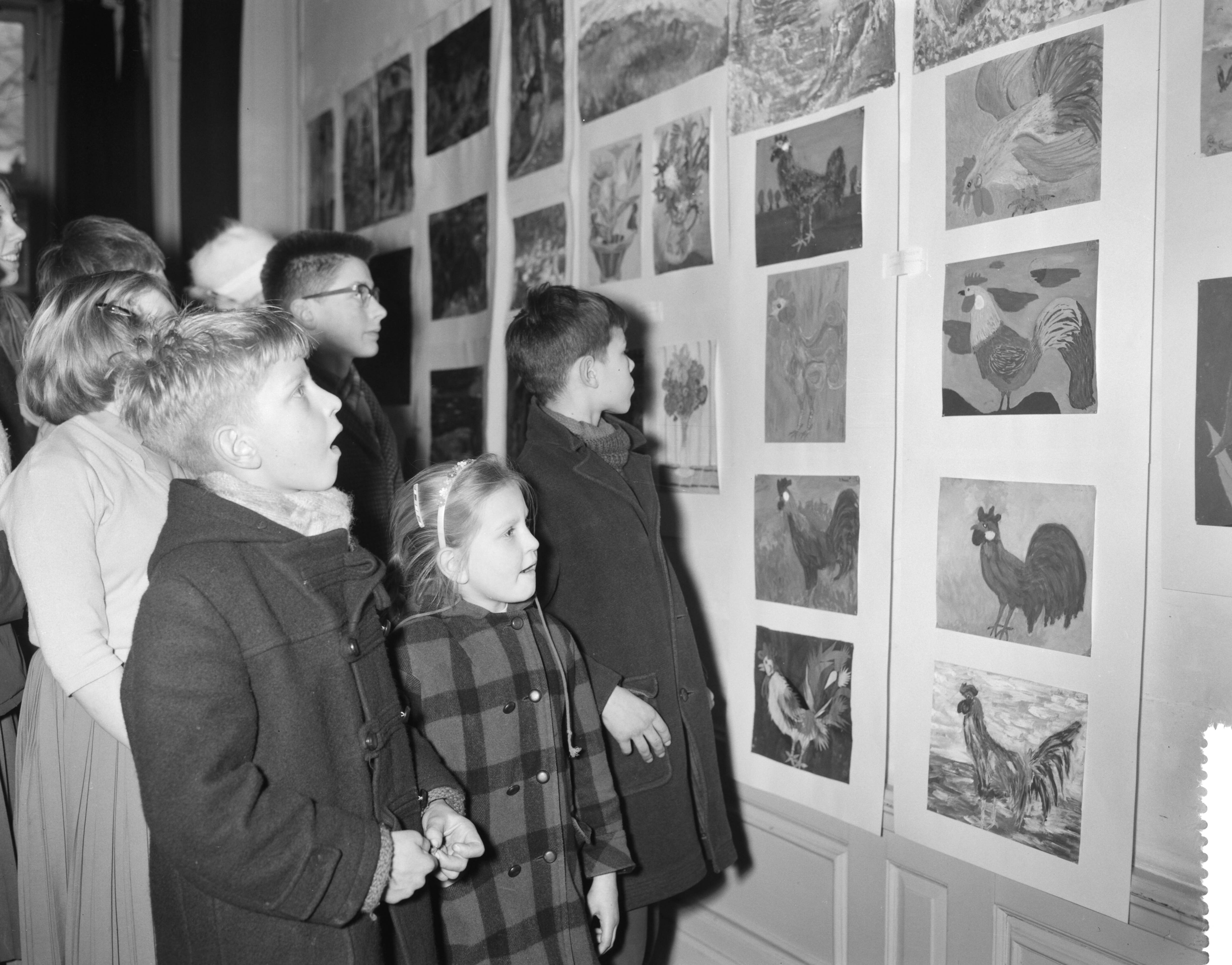 Fotocollectie Anefo — Nederlandse Vereniging voor Tekenonderwijs viert 80 jarig bestaan in de Pulchristudio te Den Haag, kinderbelangstelling bij de tekeningen — Foto: Bilsen, Joop van / Anefo. Licentie: Set B: Rechtenvrij / Publiek Domein. Bron: Nationaal Archief. http://hdl.handle.net/10648/a9c5a13c-d0b4-102d-bcf8-003048976d84