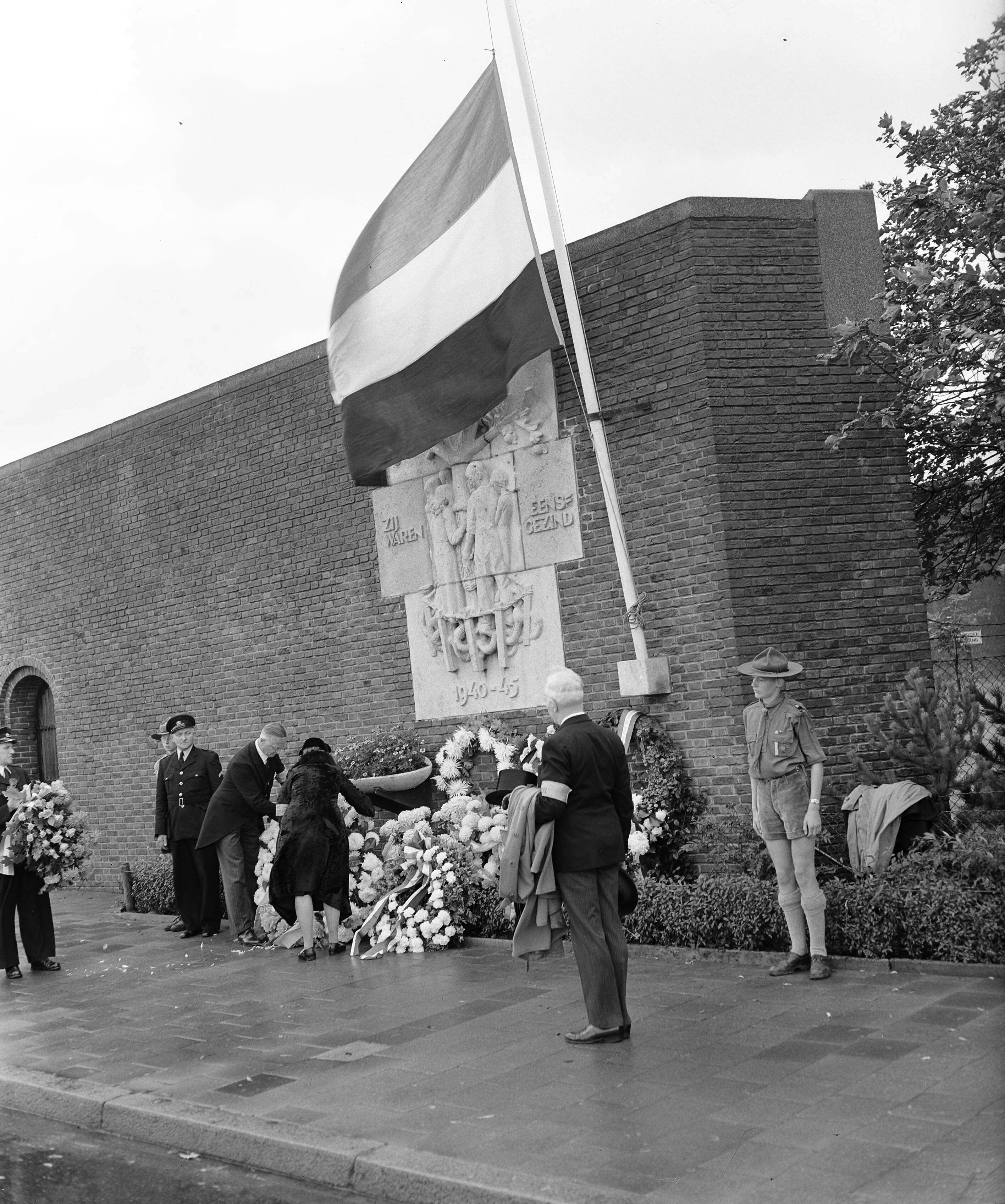 Fotocollectie Anefo — Jaarlijkse herdenking bij de voormalige dodencel in de gevangenis van Scheveningen — Foto: Rossem, Wim van / Anefo. Licentie: Set B: Rechtenvrij / Publiek Domein. Bron: Nationaal Archief. http://hdl.handle.net/10648/a92a1dca-d0b4-102d-bcf8-003048976d84