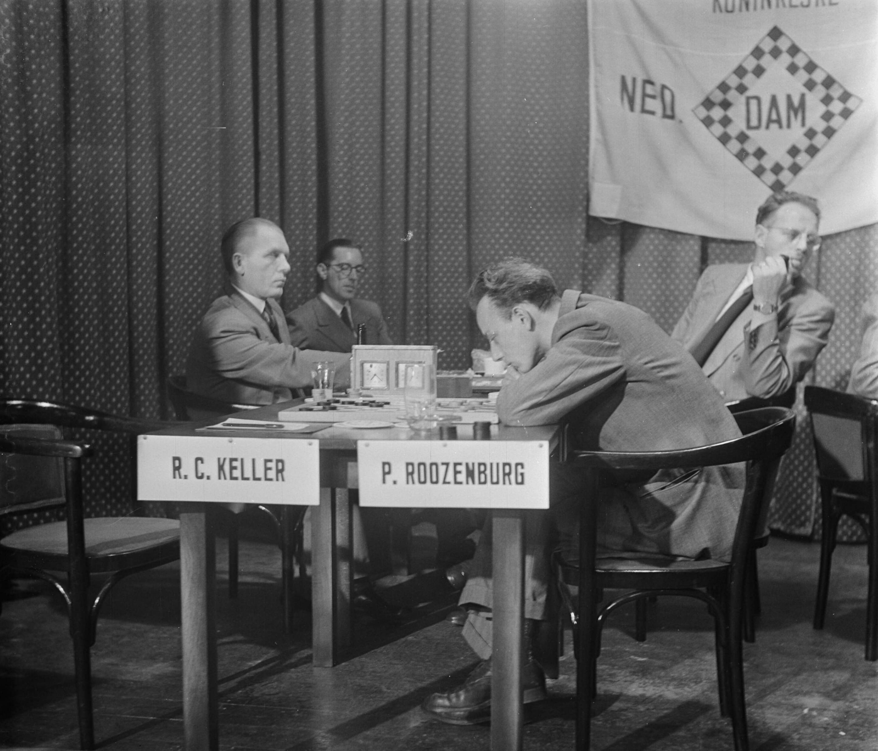 Fotocollectie Anefo — Tweekamp wereldkampioenschap dammen. Piet Roozenburg in zijn partij tegen R.C. Keller — Foto: Noske, J.D. / Anefo. Licentie: Set B: Rechtenvrij / Publiek Domein. Bron: Nationaal Archief. http://hdl.handle.net/10648/a8efec7c-d0b4-102d-bcf8-003048976d84