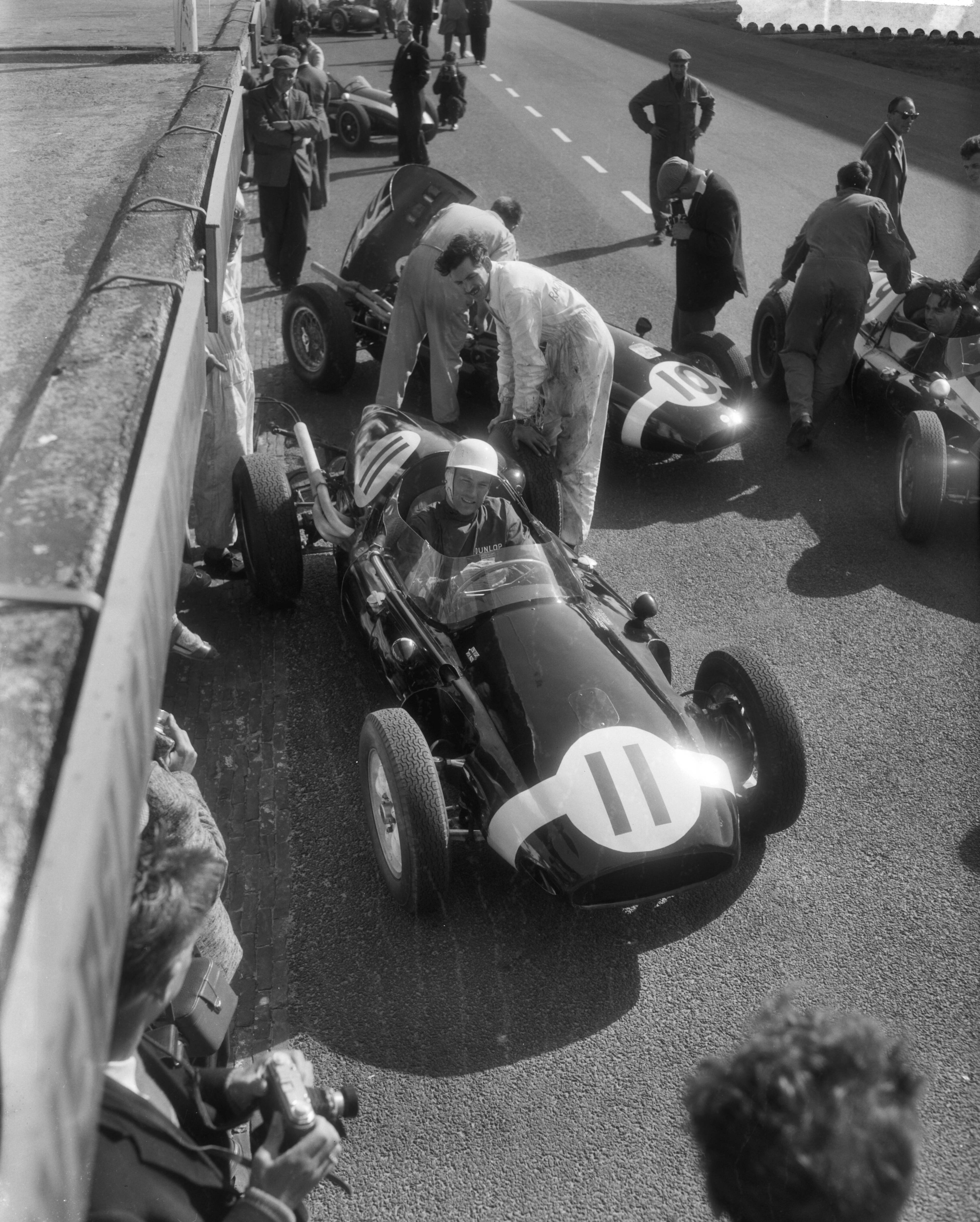 Grand Prix Zandvoort 1959 — Training Grand Prix op het circuit van Zandvoort. Stirling Moss start voor een trainingsronde — Foto: Pot, Harry / Anefo. Licentie: Set B: Rechtenvrij / Publiek Domein. Bron: Nationaal Archief. http://hdl.handle.net/10648/a9950522-d0b4-102d-bcf8-003048976d84