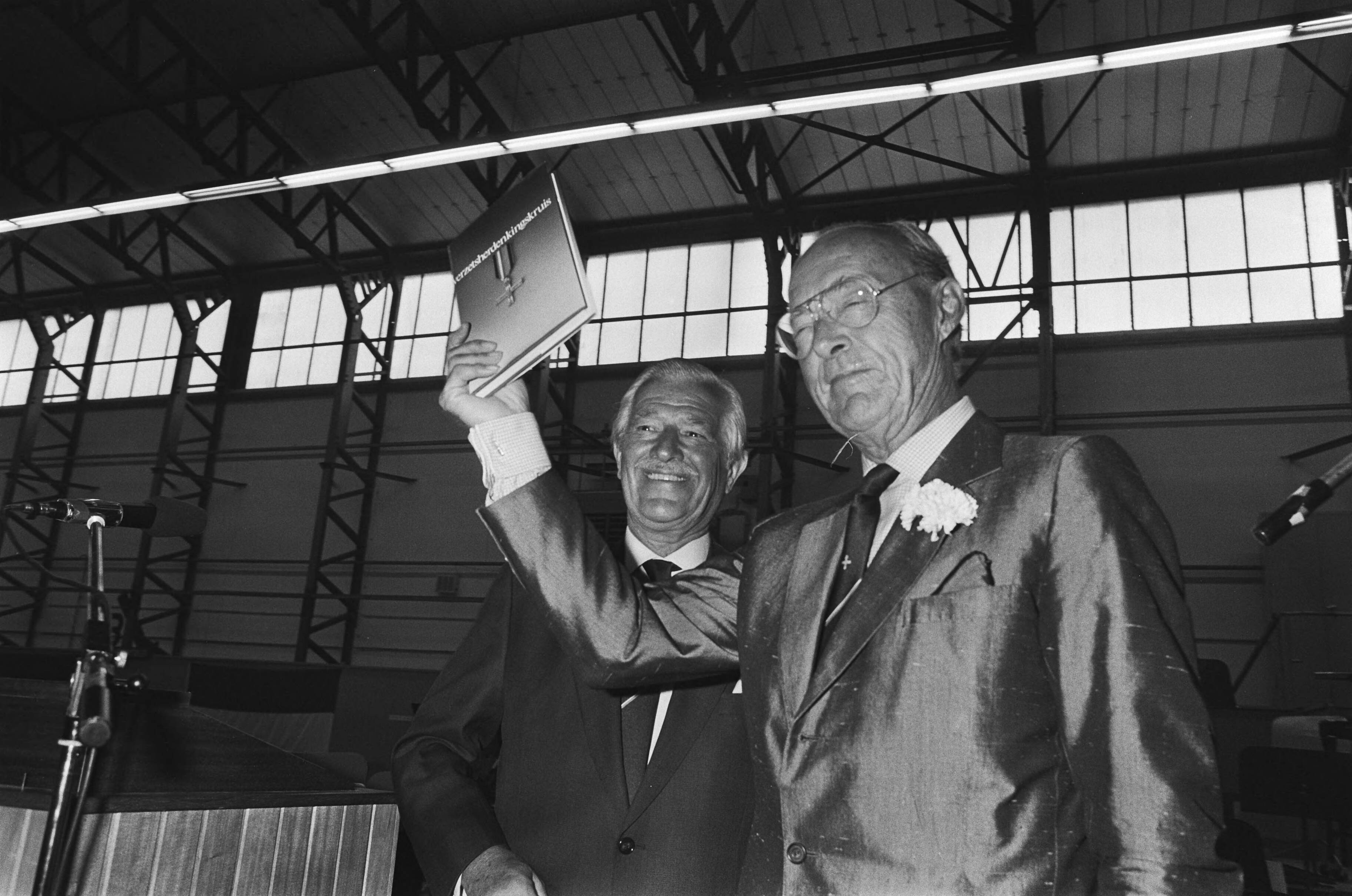 Fotocollectie Anefo — Prins Bernhard op Dag van het Verzet op Soesterberg — Foto: Croes, Rob C. / Anefo. Licentie: Set B: Rechtenvrij / Publiek Domein. Bron: Nationaal Archief. http://hdl.handle.net/10648/ad49b03c-d0b4-102d-bcf8-003048976d84