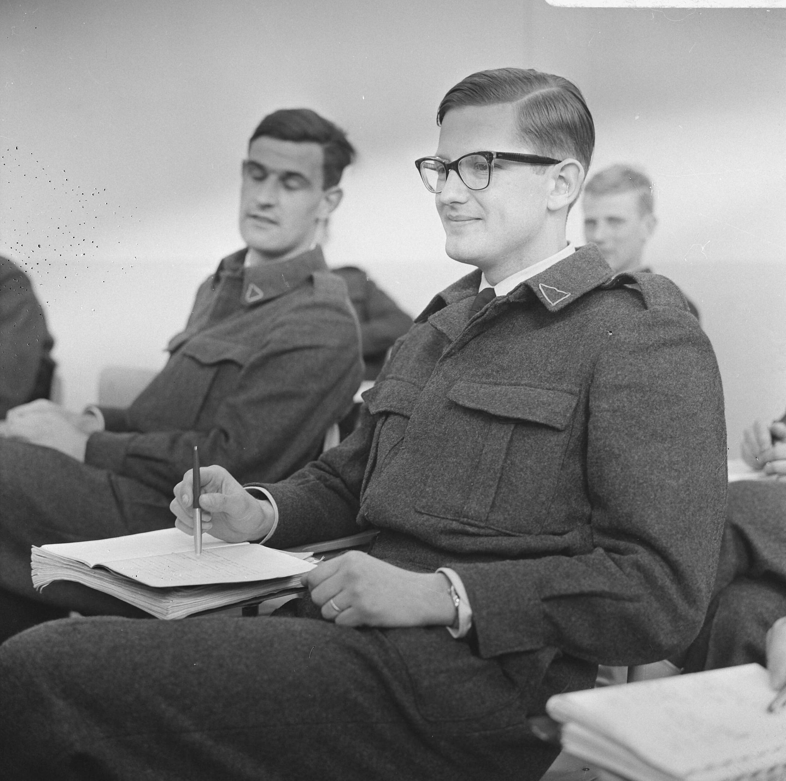 Fotocollectie Anefo — Mr. Pieter van Vollenhoven in militaire dienst bij de luchtmacht in Breda, Soldaat mr. Pieter in de klas — Foto: Koch, Eric / Anefo. Licentie: Set B: Rechtenvrij / Publiek Domein. Bron: Nationaal Archief. http://hdl.handle.net/10648/aae76f96-d0b4-102d-bcf8-003048976d84
