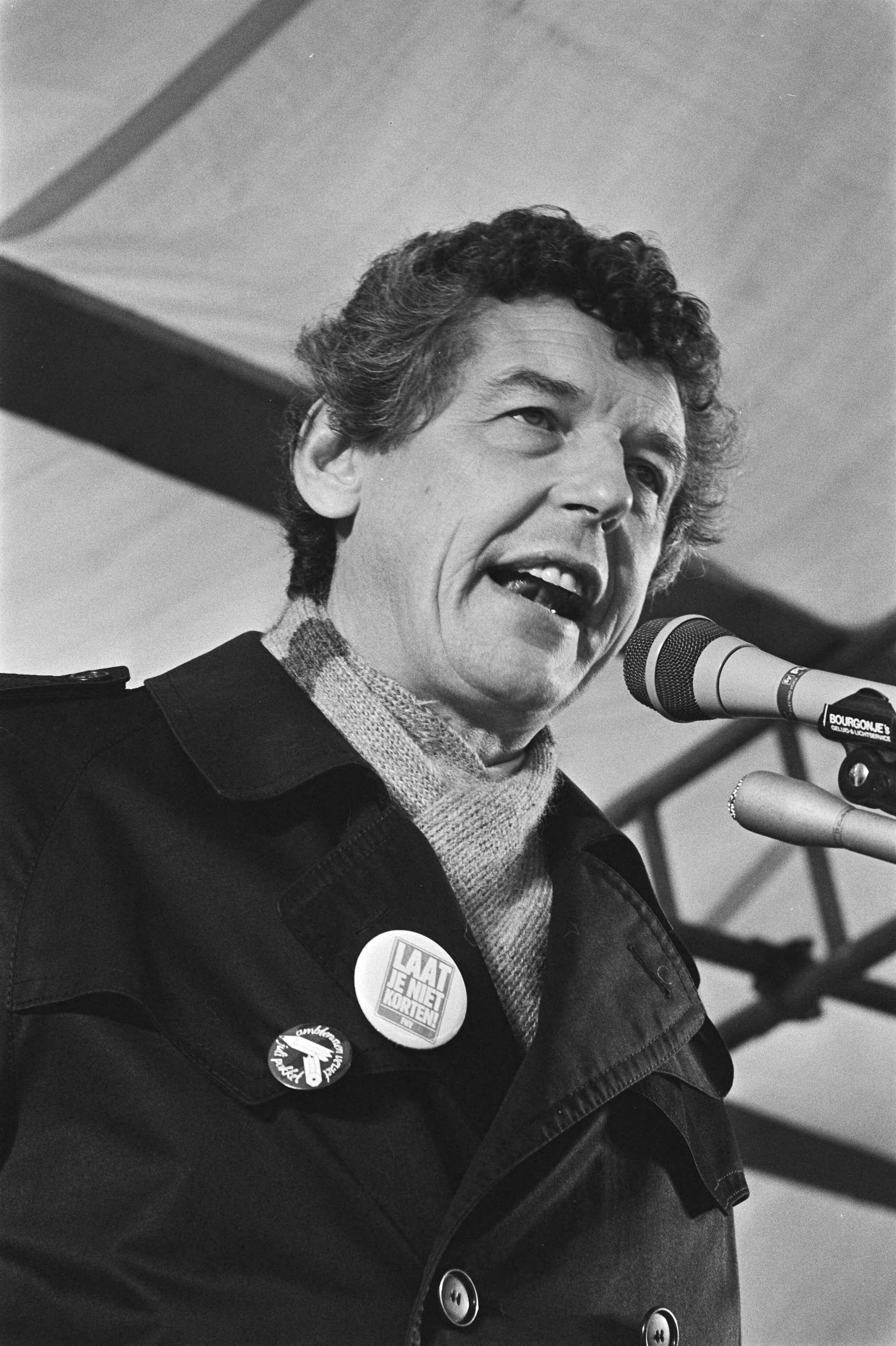 Fotocollectie Anefo — FNV-demonstratie (20.000 mensen) in Den Haag tegen "1 juli-maatregelen"; Wim Kok (FNV-voorzitter) spreekt menigte toe — Foto: Croes, Rob C. / Anefo. Licentie: Set B: Rechtenvrij / Publiek Domein. Bron: Nationaal Archief. http://hdl.handle.net/10648/ad396c22-d0b4-102d-bcf8-003048976d84