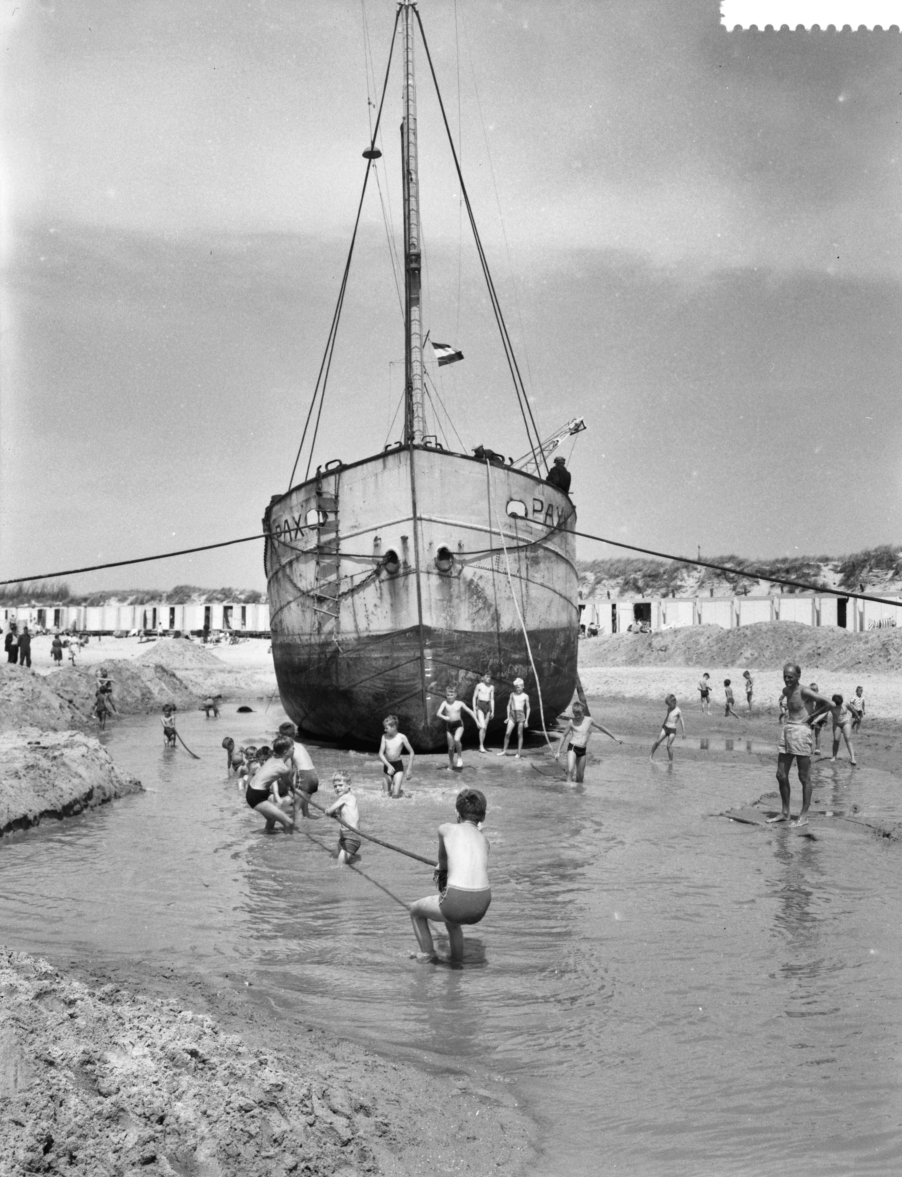 Fotocollectie Anefo — Bergingspoging Groningse kustvaarder "Pax" mislukt. Het schip op het strand van Westkapelle — Foto: Rossem, Wim van / Anefo. Licentie: Set B: Rechtenvrij / Publiek Domein. Bron: Nationaal Archief. http://hdl.handle.net/10648/a9b5495e-d0b4-102d-bcf8-003048976d84