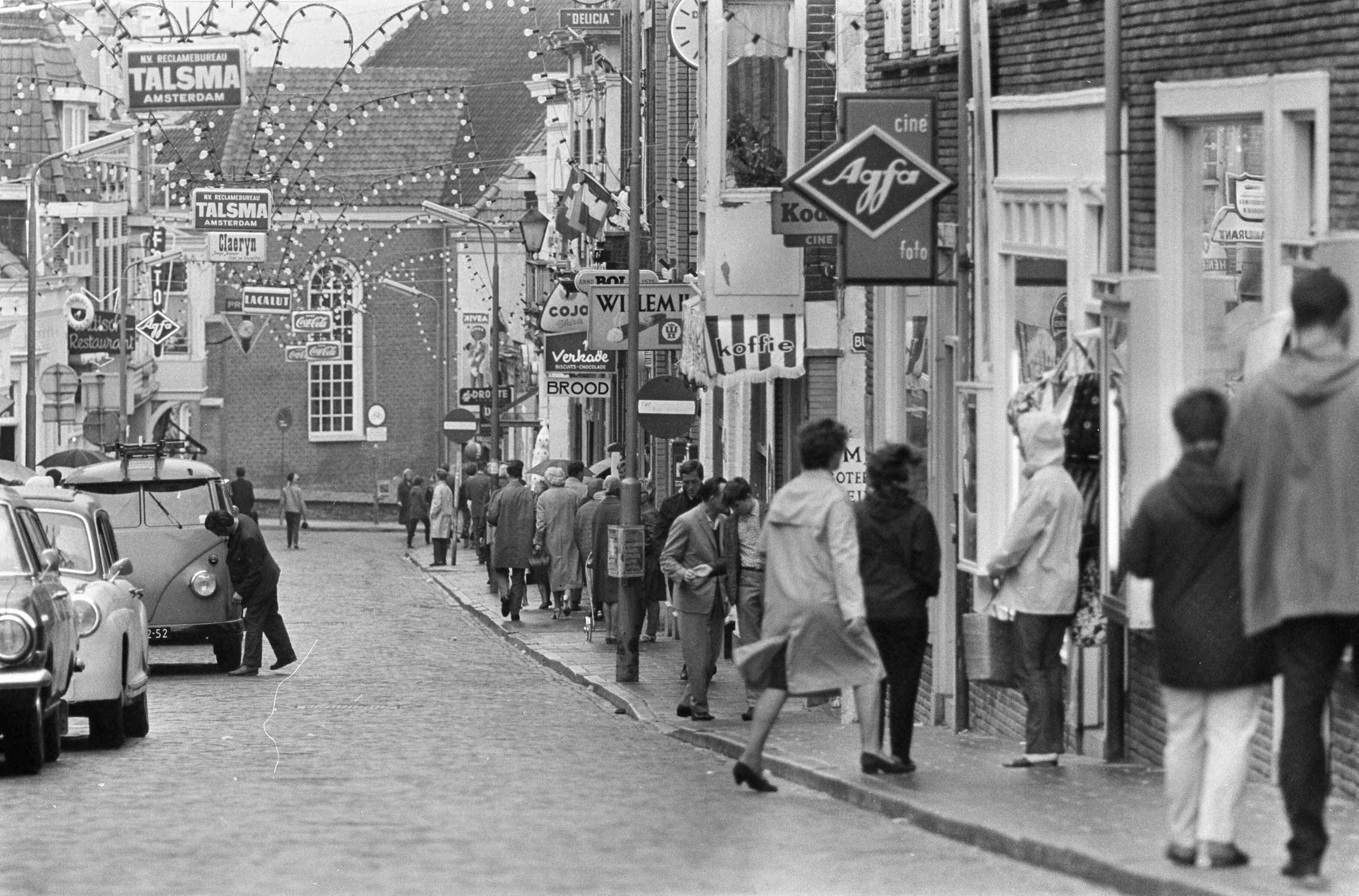 Fotocollectie Anefo — Zomer 1966 te Zandvoort, drukte in straten Zandvoort — Foto: Koch, Eric / Anefo. Licentie: Set B: Rechtenvrij / Publiek Domein. Bron: Nationaal Archief. http://hdl.handle.net/10648/aaf38a2e-d0b4-102d-bcf8-003048976d84