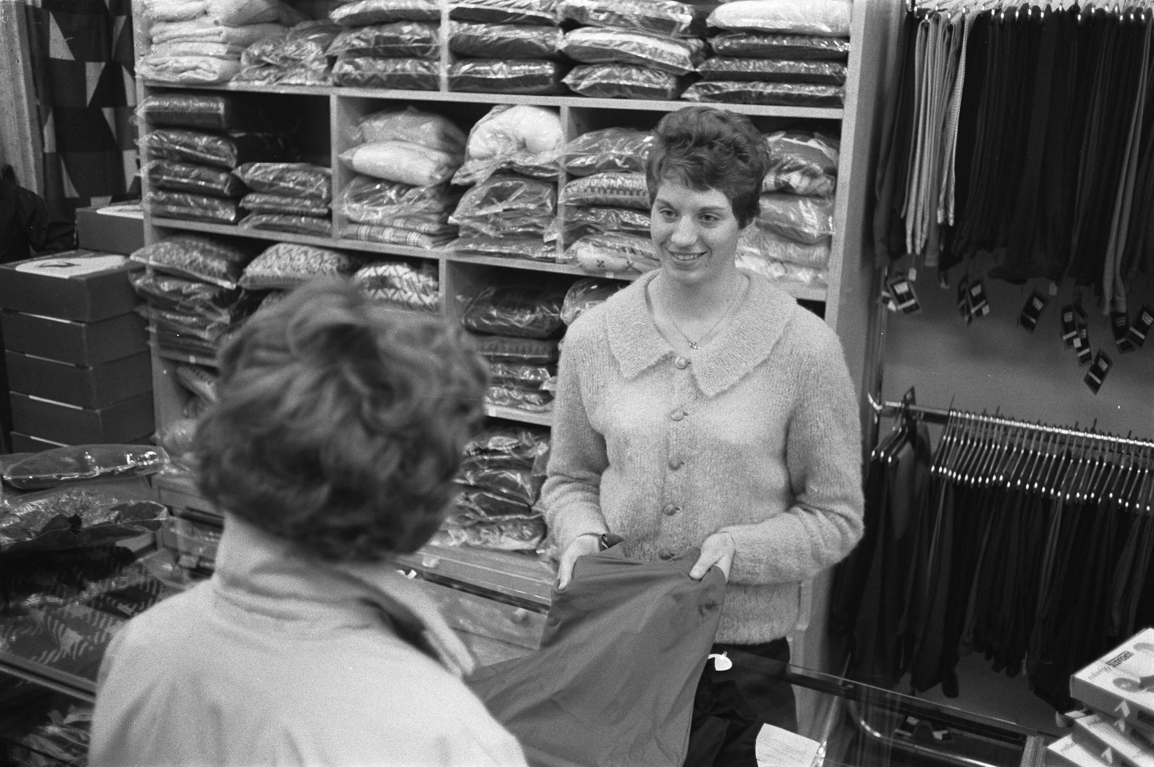 Fotocollectie Anefo — Zwemkampioene Ria van Velsen als verkoopster in sportzaak te Den Haag — Foto: Pot, Harry / Anefo. Licentie: Set B: Rechtenvrij / Publiek Domein. Bron: Nationaal Archief. http://hdl.handle.net/10648/a9c11ee6-d0b4-102d-bcf8-003048976d84