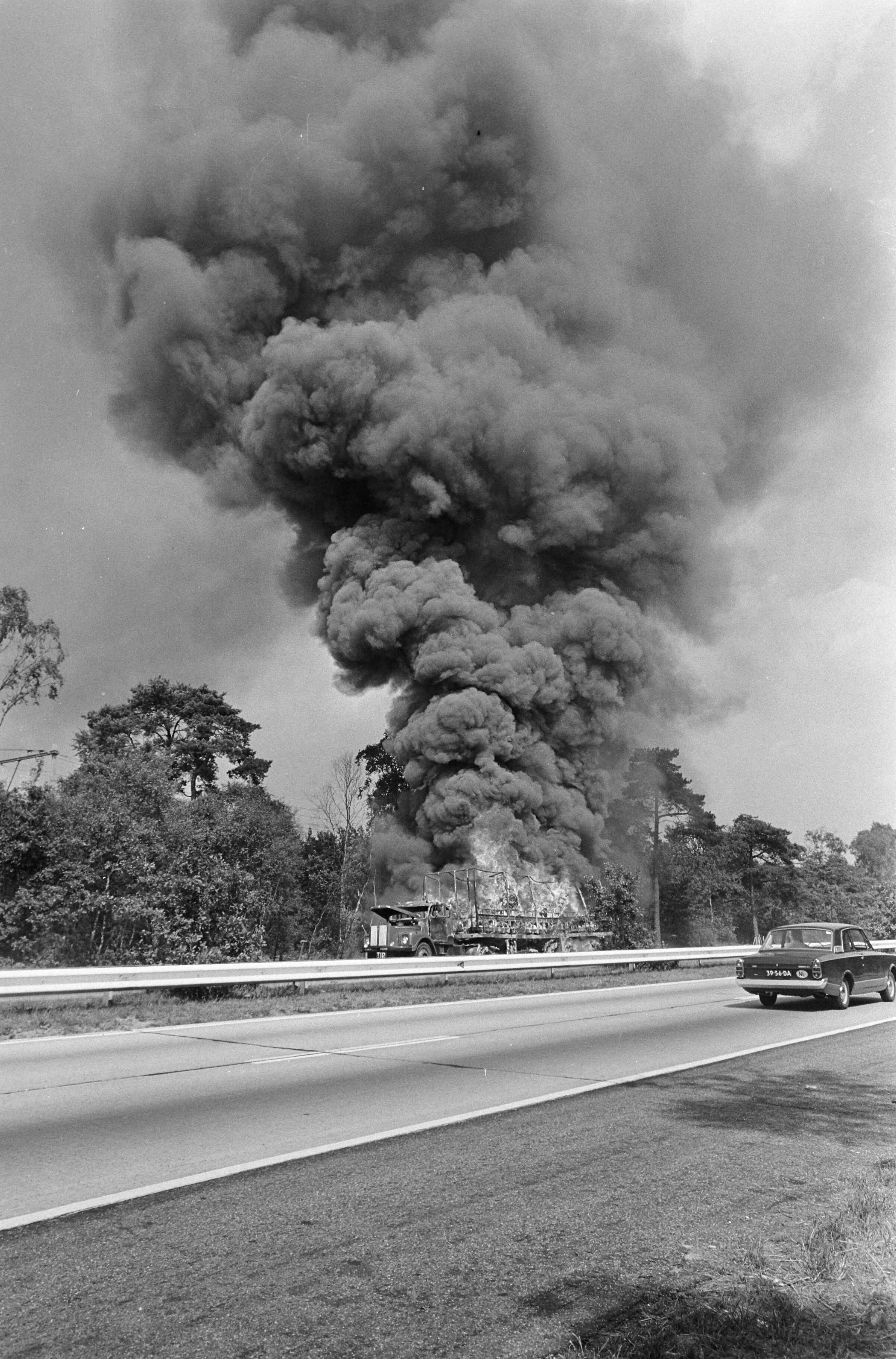 Fotocollectie Anefo — Vrachtwagen met vloerbedekking in brand op weg Utrecht- Amsterdam — Foto: Kroon, Ron / Anefo. Licentie: Set B: Rechtenvrij / Publiek Domein. Bron: Nationaal Archief. http://hdl.handle.net/10648/ab20e7e4-d0b4-102d-bcf8-003048976d84