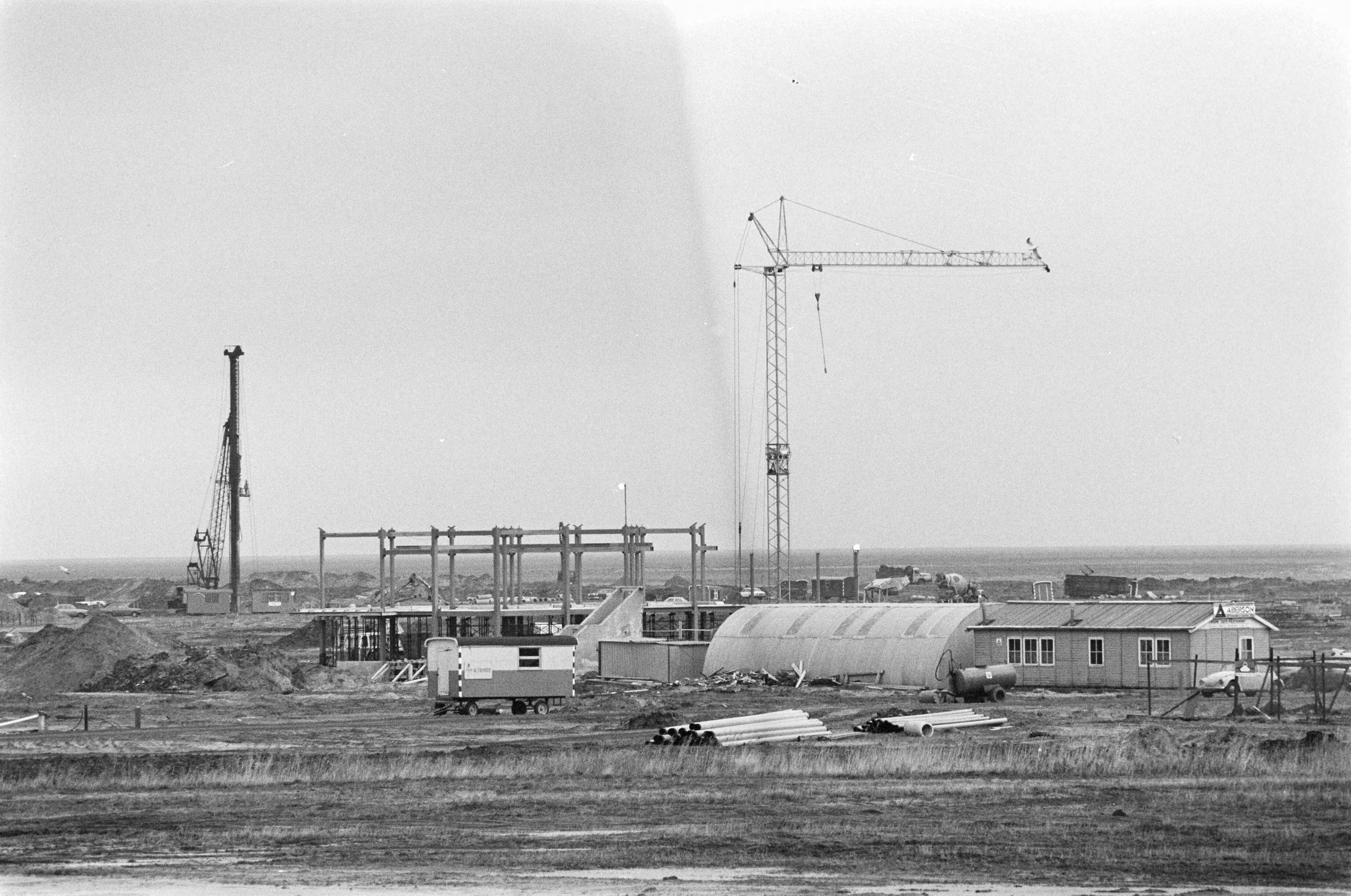 Fotocollectie Anefo — Bouw Almere in Zuid-Flevopolder; overzicht bouwwerkzaamheden — Foto: Mieremet, Rob / Anefo. Licentie: Set B: Rechtenvrij / Publiek Domein. Bron: Nationaal Archief. http://hdl.handle.net/10648/ac7a576a-d0b4-102d-bcf8-003048976d84