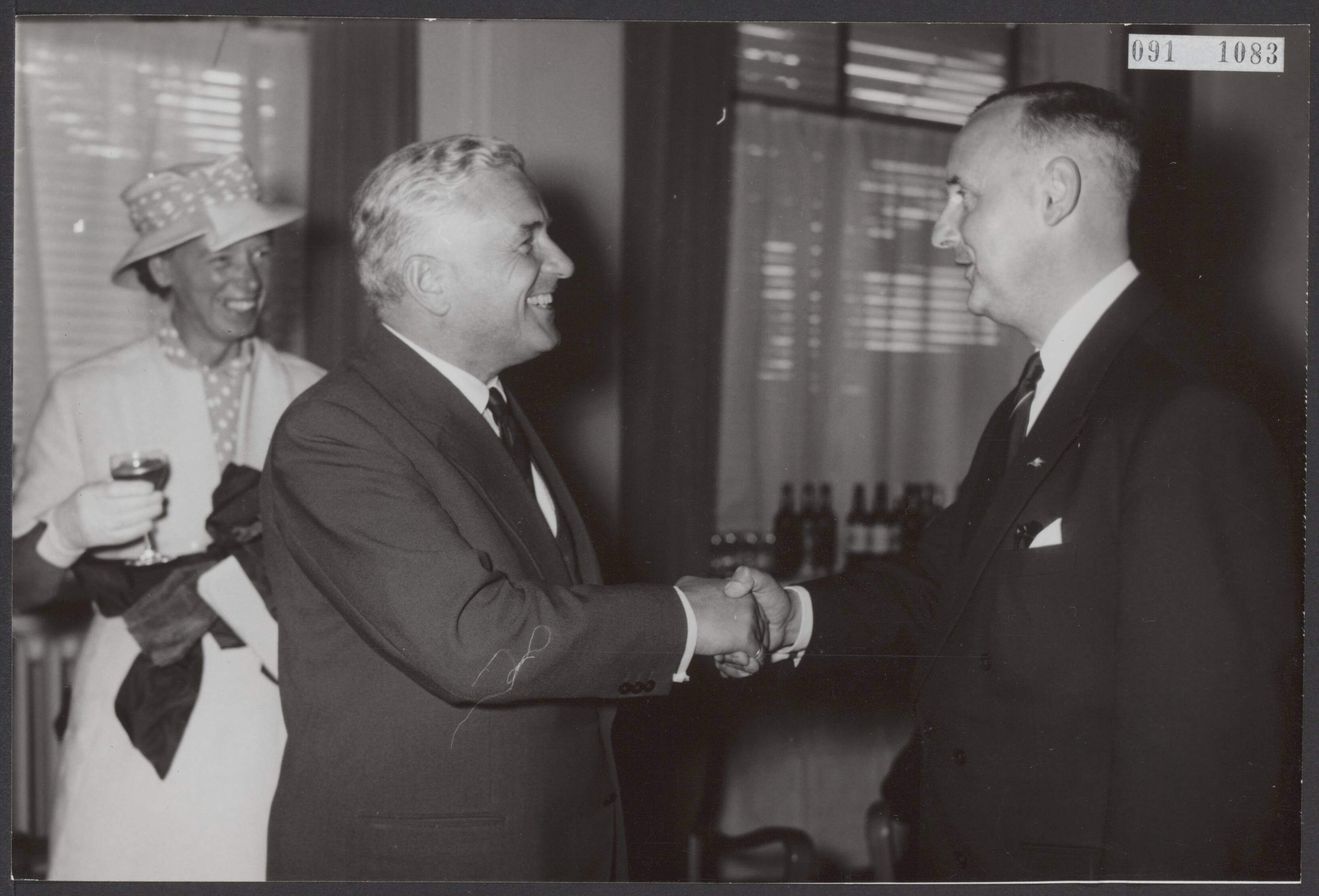 Fotocollectie Elsevier Binnenland — In het Jaarbeursgebouw is de afgetreden voorzitter van de raad van beheer, mr. W.H. Fockema Andreae, gehuldigd. De nieuwe voorzitter dr. G. van der Wal (links) drukt ten afscheid de aftredende voorzitter de hand — Foto: Bilsen, Joop van / Anefo. Licentie: Set B: Rechtenvrij / Publiek Domein. Bron: Nationaal Archief. http://hdl.handle.net/10648/ae21e178-d0b4-102d-bcf8-003048976d84