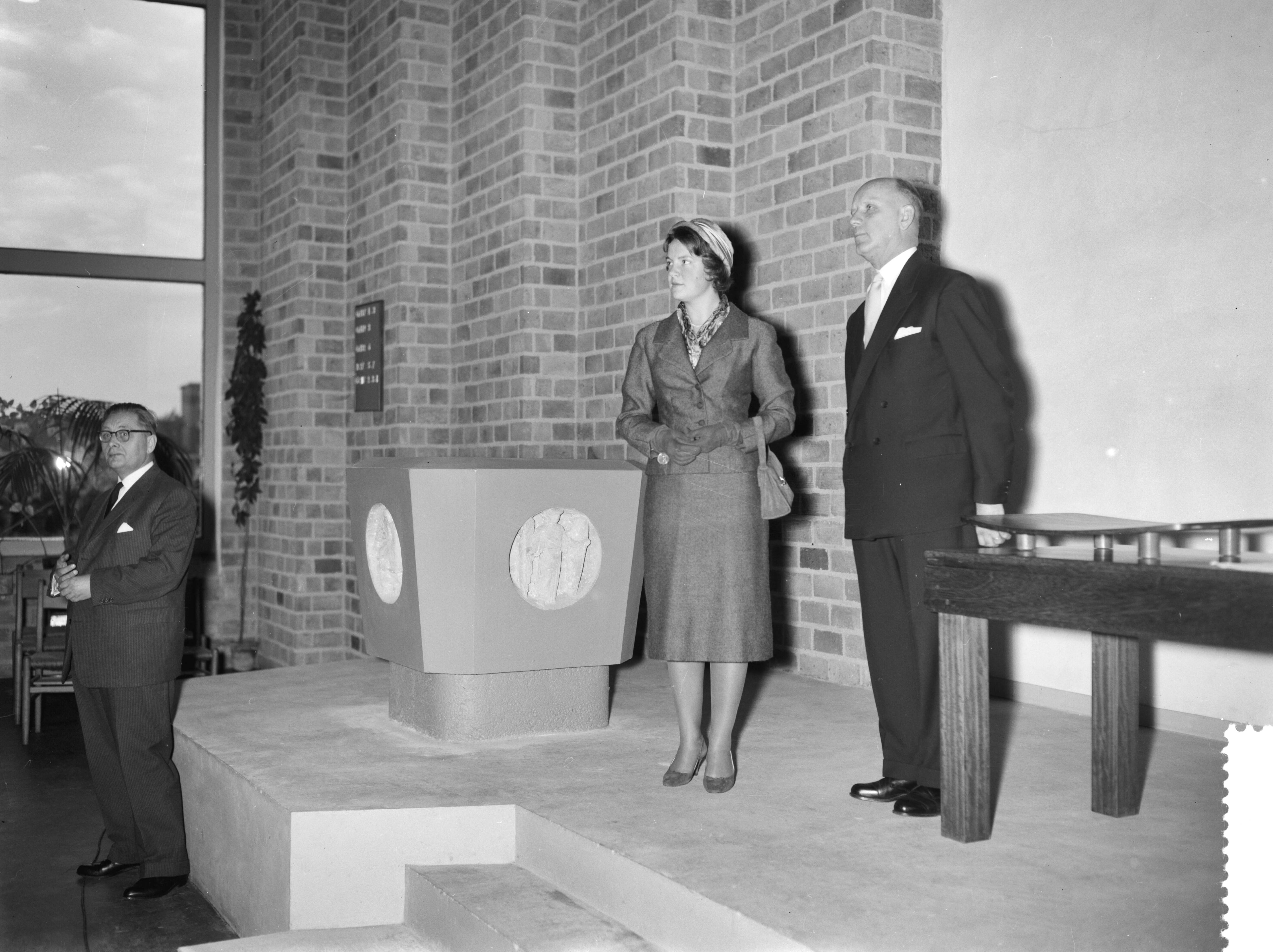 Fotocollectie Anefo — Prinses Irene bezoekt Marcuskerk in Utrecht, Prinses Irene bekijkt doopvont, rechts ds. H. van Schothorst — Foto: Bilsen, Joop van / Anefo. Licentie: Set B: Rechtenvrij / Publiek Domein. Bron: Nationaal Archief. http://hdl.handle.net/10648/a9a1bfec-d0b4-102d-bcf8-003048976d84
