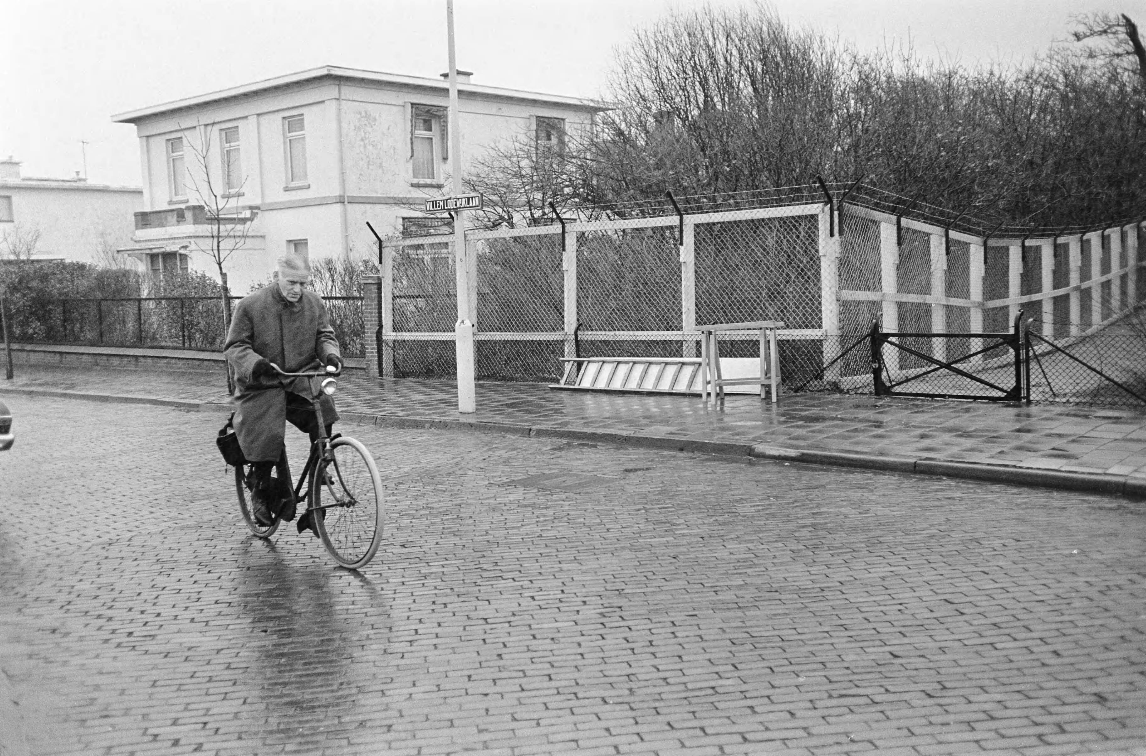 Fotocollectie Anefo — Hek om Chinese legatie te Den Haag — Foto: Koch, Eric / Anefo. Licentie: Set B: Rechtenvrij / Publiek Domein. Bron: Nationaal Archief. http://hdl.handle.net/10648/ab07593c-d0b4-102d-bcf8-003048976d84