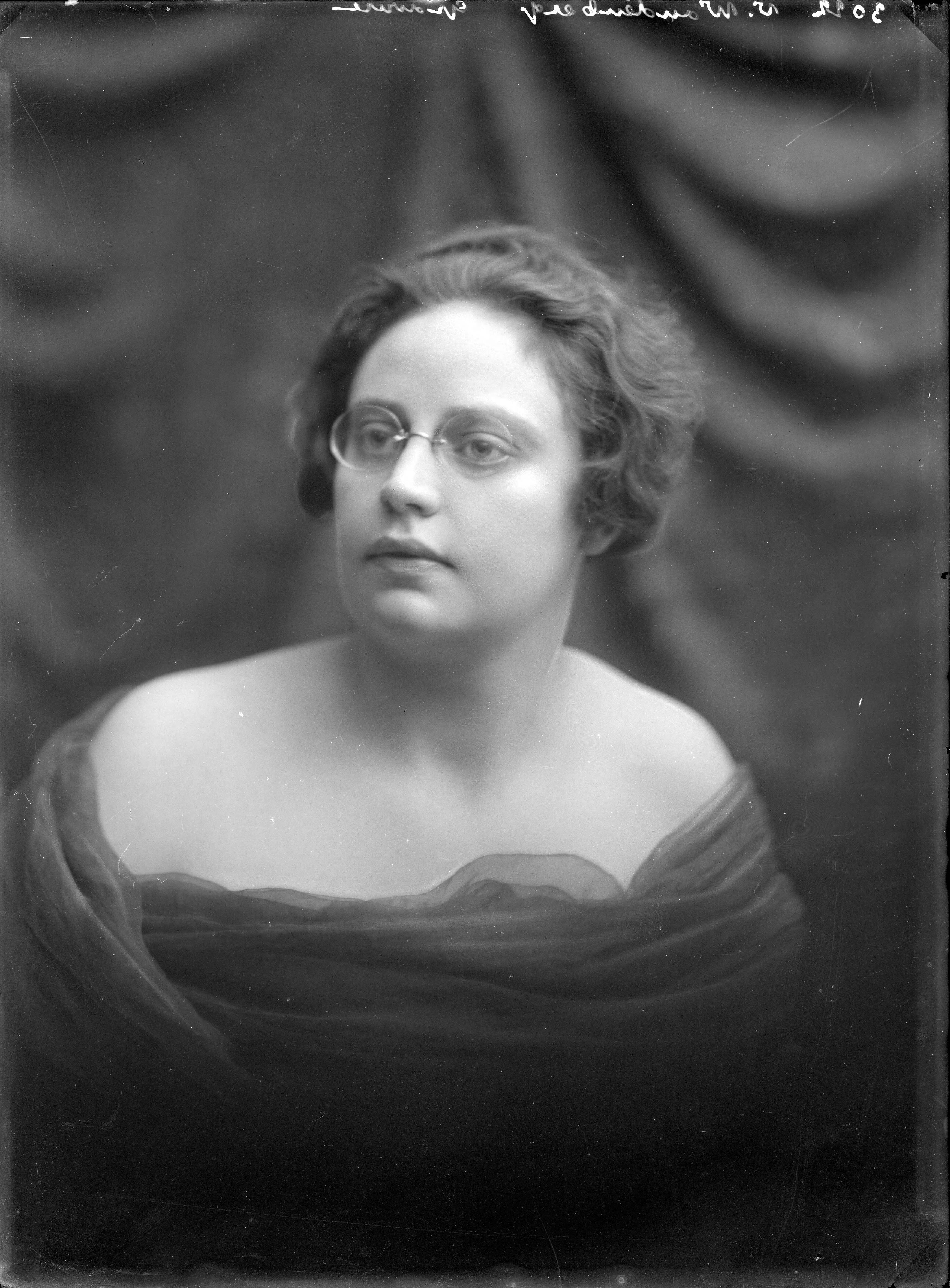 Portretten — Studio-opnames. Portret van een vrouw met bril en blote schouders. 3022 v. Woudenberg gravure. Haarlem, Nederland. 1918-1930 — Foto: Berg, Th.C.J. van den / Spaarnestad Photo (05887). Licentie: Set B: Rechtenvrij / Publiek Domein. Bron: Nationaal Archief. http://hdl.handle.net/10648/35429da7-c5b9-a382-e063-6df0900a6686