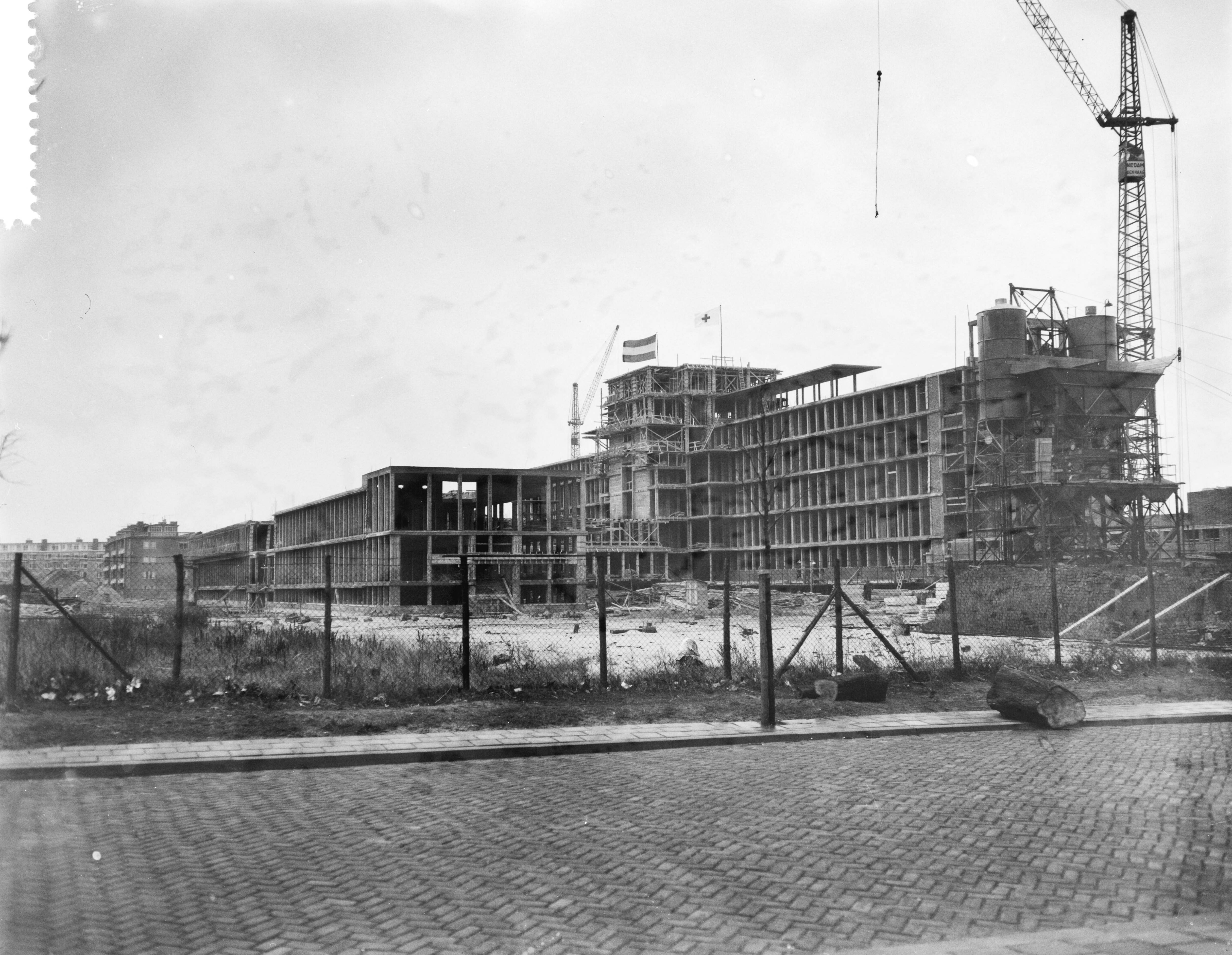 Fotocollectie Anefo — Hijsen van de vlag op het Rode Kruisziekenhuis in Den Haag — Foto: Rossem, Wim van / Anefo. Licentie: Set B: Rechtenvrij / Publiek Domein. Bron: Nationaal Archief. http://hdl.handle.net/10648/a97292c6-d0b4-102d-bcf8-003048976d84