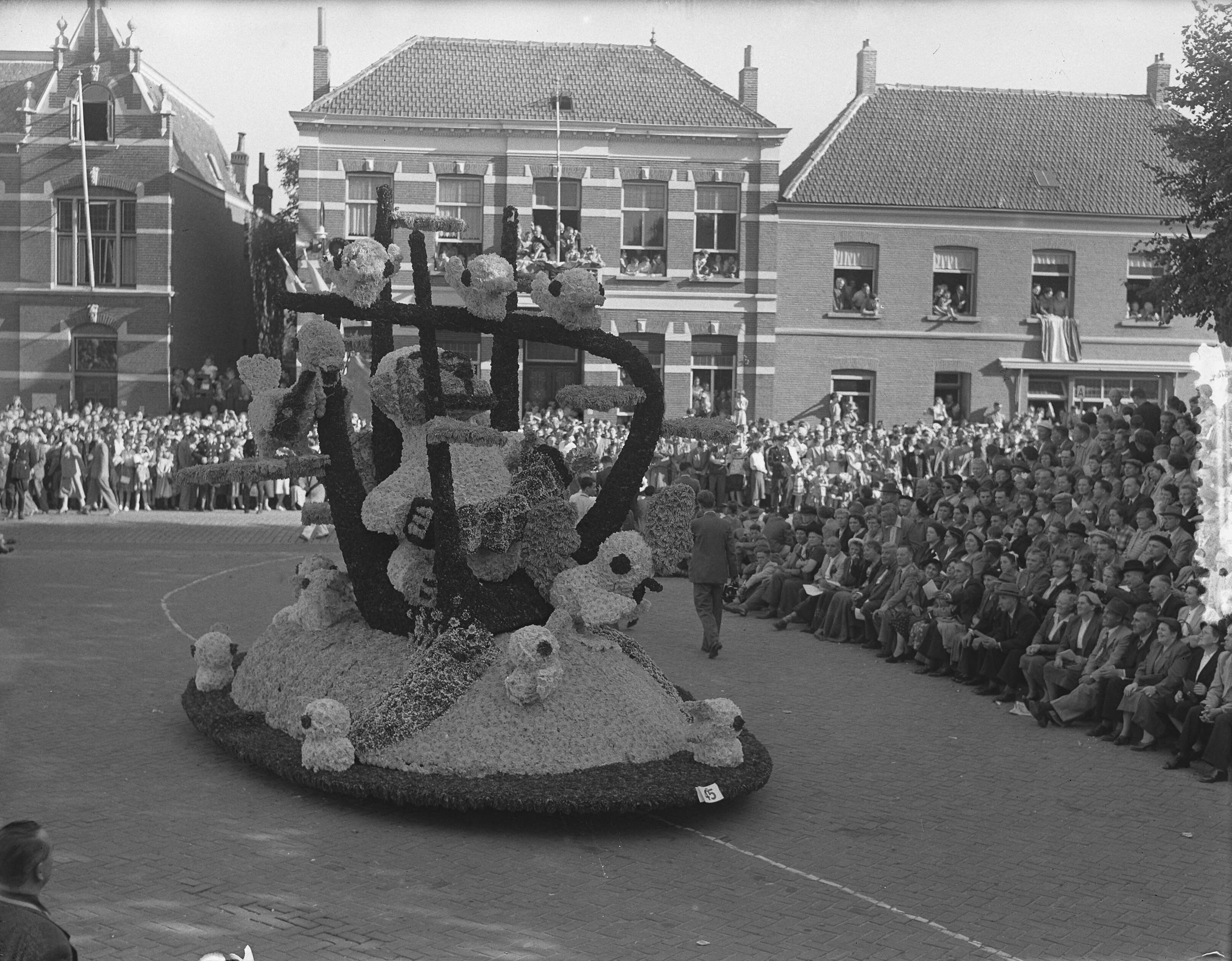 Bloemencorso Zundert. Praalwagens — Foto: Duinen, H. van / Anefo. — Licentie: Set B: Rechtenvrij / Publiek Domein. Bron: Nationaal Archief. http://hdl.handle.net/10648/a912a226-d0b4-102d-bcf8-003048976d84