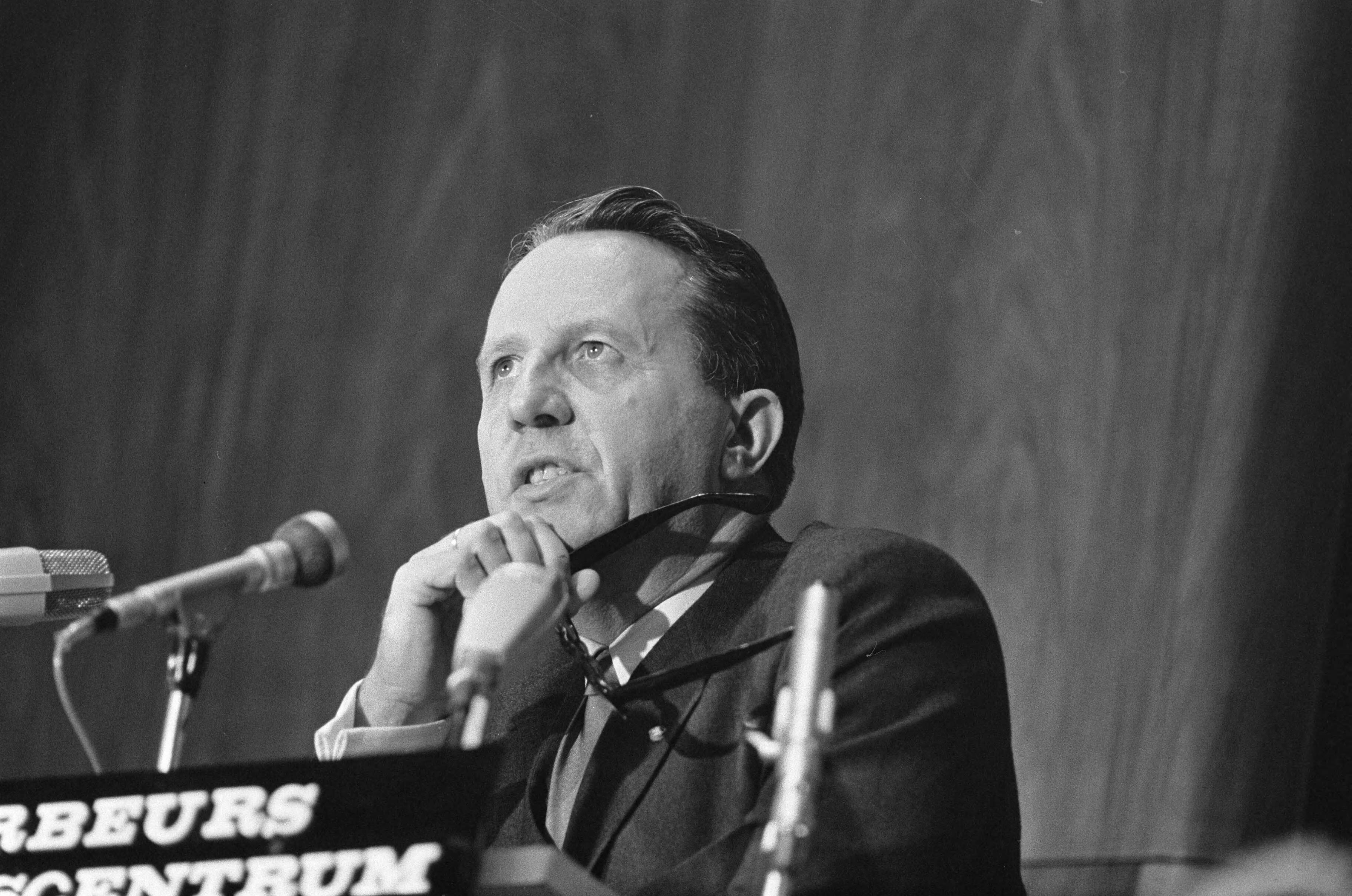Fotocollectie Anefo — Vergadering van Partij Convent van Anti-Revolutionaire Partij te Utrecht. Dr. A. Veerman (voorzitter ARP) — Foto: Evers, Joost / Anefo. Licentie: Set B: Rechtenvrij / Publiek Domein. Bron: Nationaal Archief. http://hdl.handle.net/10648/ab80b980-d0b4-102d-bcf8-003048976d84