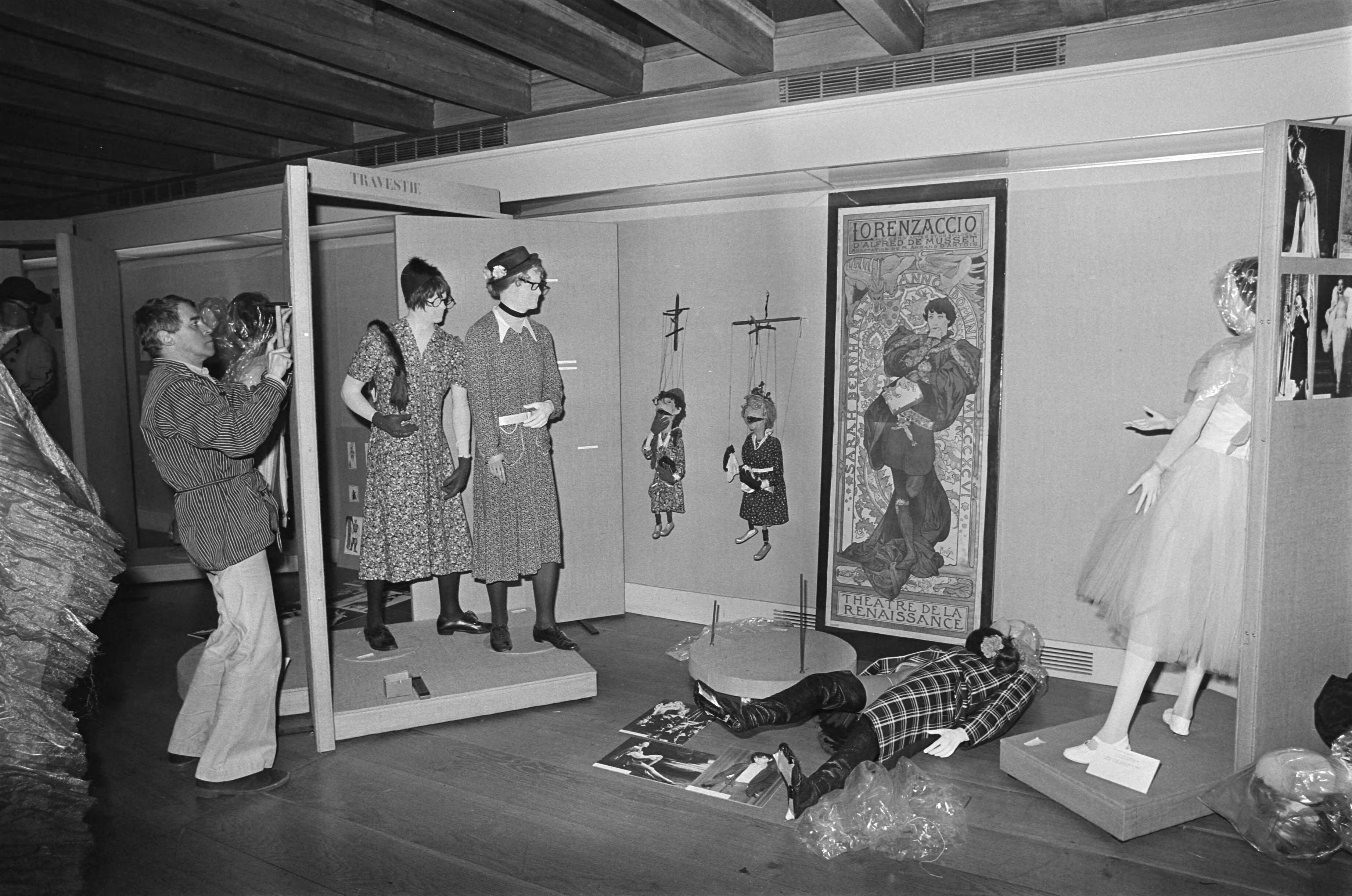 Fotocollectie Anefo — Tentoonstelling theaterkostuums "Goed in het pak" in Zeister Slot ; samensteller Dop van Schalkwijk bezig met het opzetten van de tentoonstelling — Foto: Mieremet, Rob / Anefo. Licentie: Set B: Rechtenvrij / Publiek Domein. Bron: Nationaal Archief. http://hdl.handle.net/10648/ac7ae518-d0b4-102d-bcf8-003048976d84