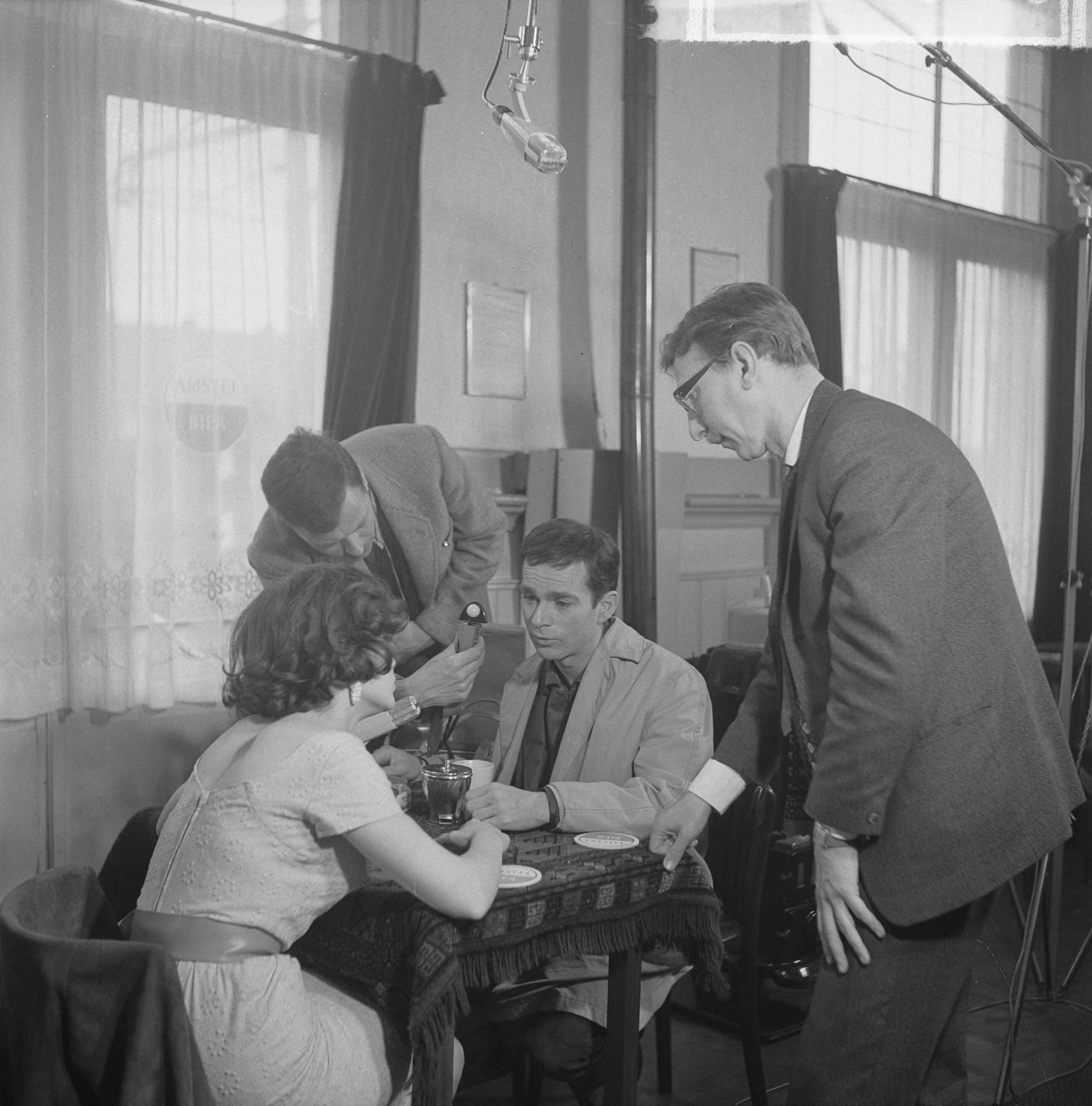 Fotocollectie Anefo — Nederlandse speelfilm "De Vergeten Medeminnaar" (regie: Giovanni Korporaal). Eerste opname in Aerdenhout. Thérèse Steinmetz en Henk van Ulsen. Rechts Giovanni Korporaal — Foto: Nijs, Jac. de / Anefo. Licentie: Set B: Rechtenvrij / Publiek Domein. Bron: Nationaal Archief. http://hdl.handle.net/10648/aa366d36-d0b4-102d-bcf8-003048976d84
