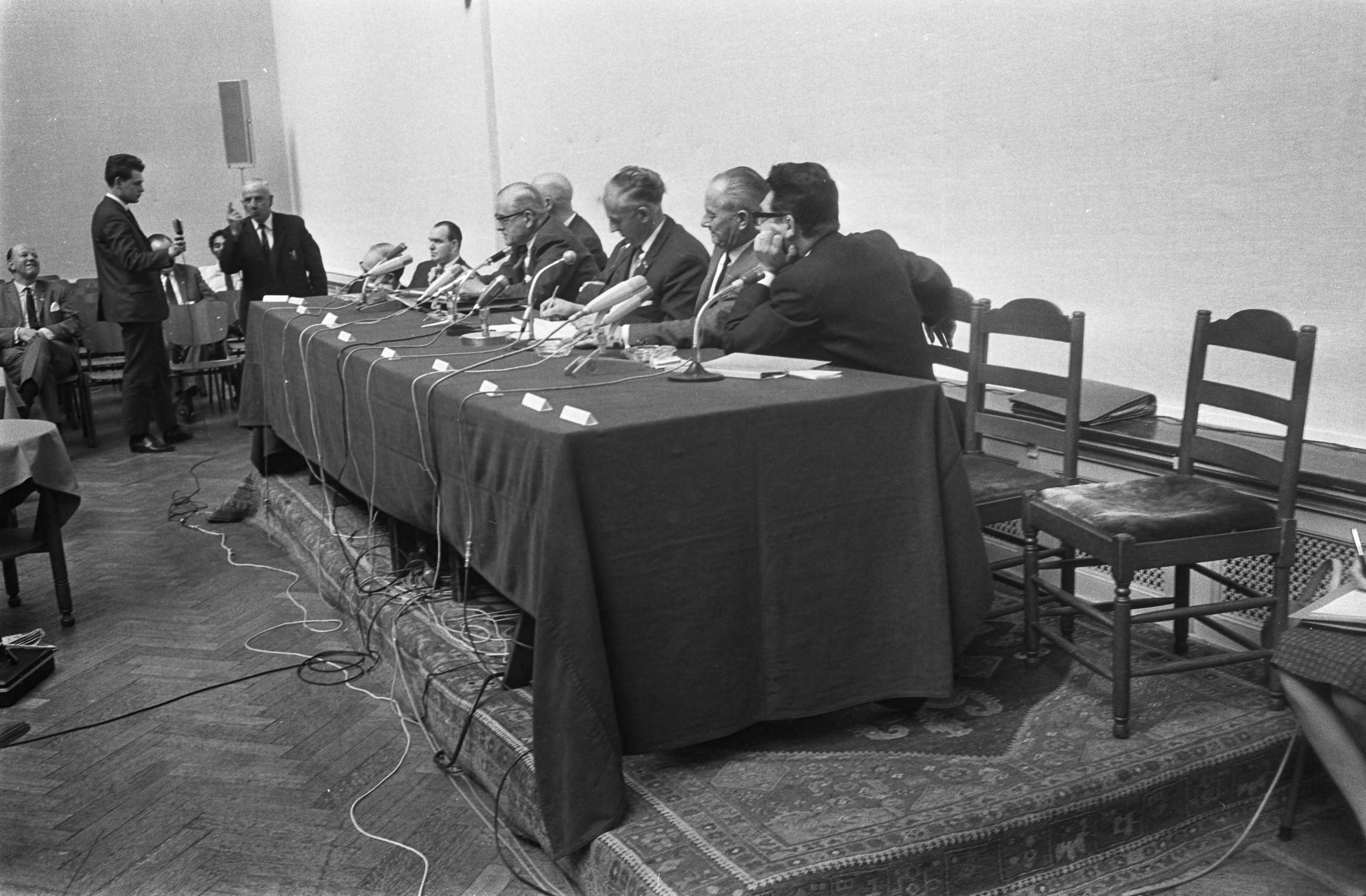 Fotocollectie Anefo — Serve-in van Nationaal Instituut Orde en Veiligheid te Den Haag . Overzicht serve-in — Foto: Koch, Eric / Anefo. Licentie: Set B: Rechtenvrij / Publiek Domein. Bron: Nationaal Archief. http://hdl.handle.net/10648/ab3c202c-d0b4-102d-bcf8-003048976d84