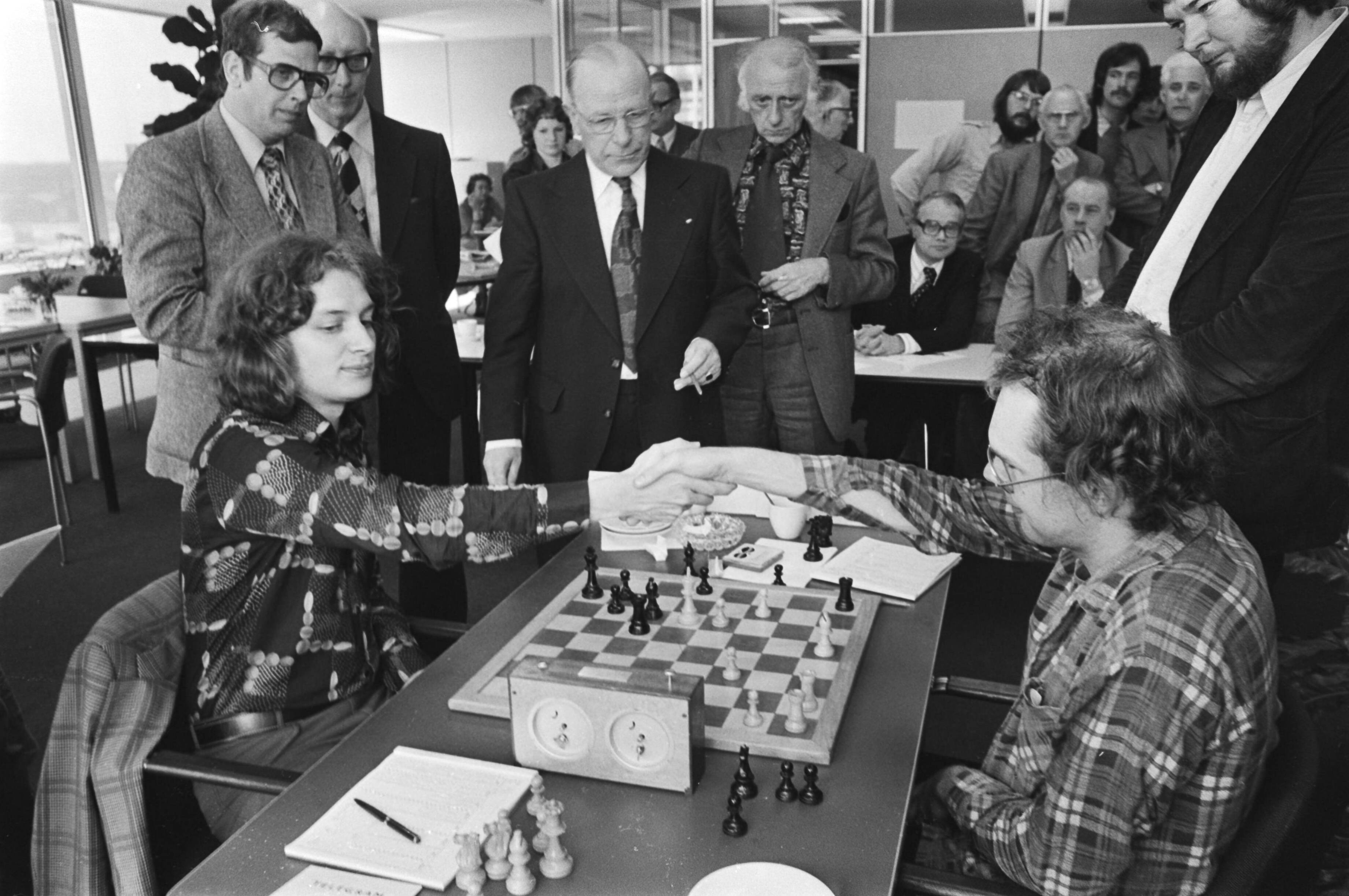 Fotocollectie Anefo — Nederlandse Schaakkampioenschappen Leeuwarden; Timman, kampioen, wordt gefeliciteerd door tegenstander Baljen — Foto: Mieremet, Rob / Anefo. Licentie: Set B: Rechtenvrij / Publiek Domein. Bron: Nationaal Archief. http://hdl.handle.net/10648/ac826c02-d0b4-102d-bcf8-003048976d84