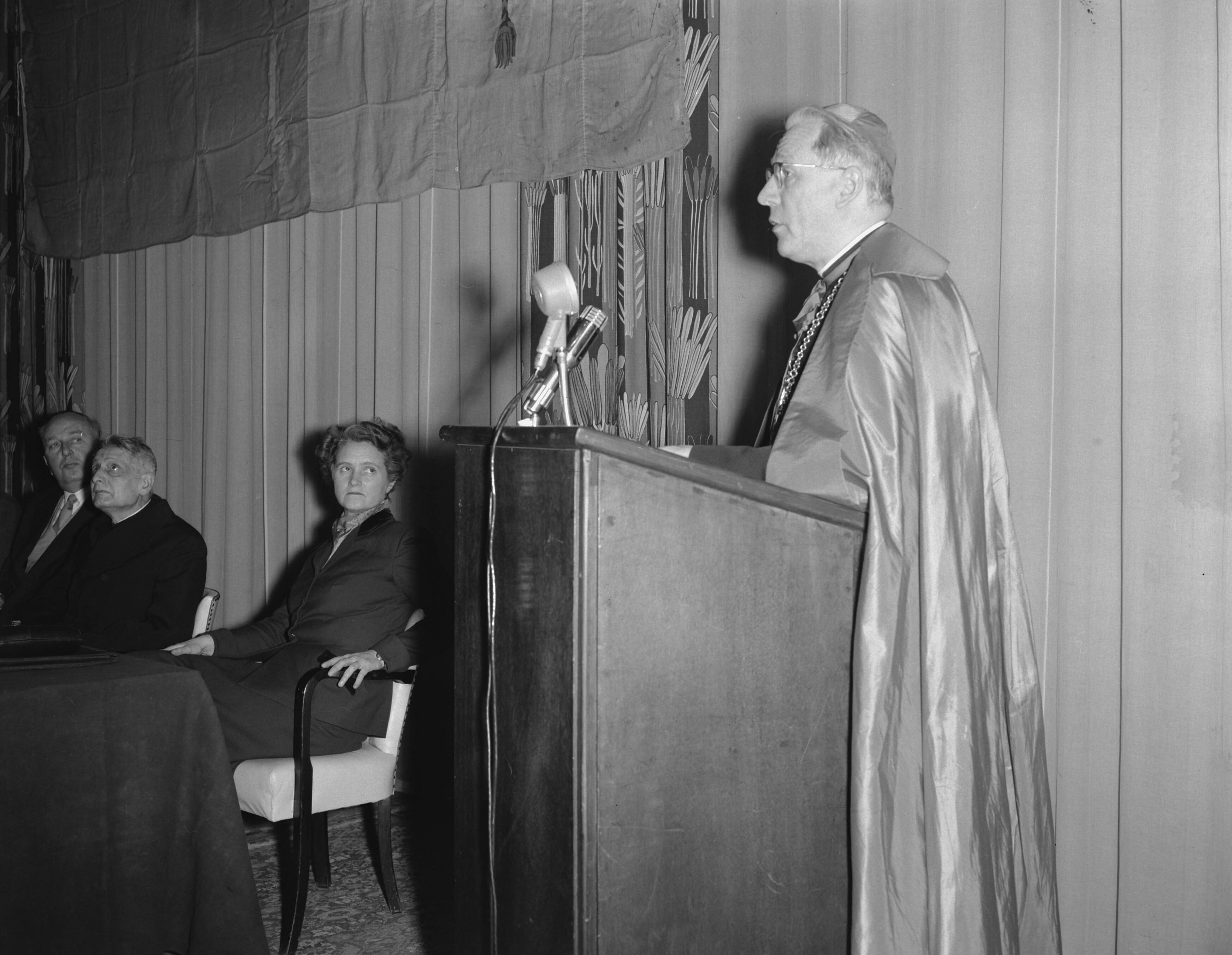 Fotocollectie Anefo — Congres van de Internationale Katholieke Werkgeversorganisaties in het Kurhaus te Scheveningen. Toespraak van mgr. B.J. Alfrink — Foto: Pot, Harry / Anefo. Licentie: Set B: Rechtenvrij / Publiek Domein. Bron: Nationaal Archief. http://hdl.handle.net/10648/a931e8b6-d0b4-102d-bcf8-003048976d84