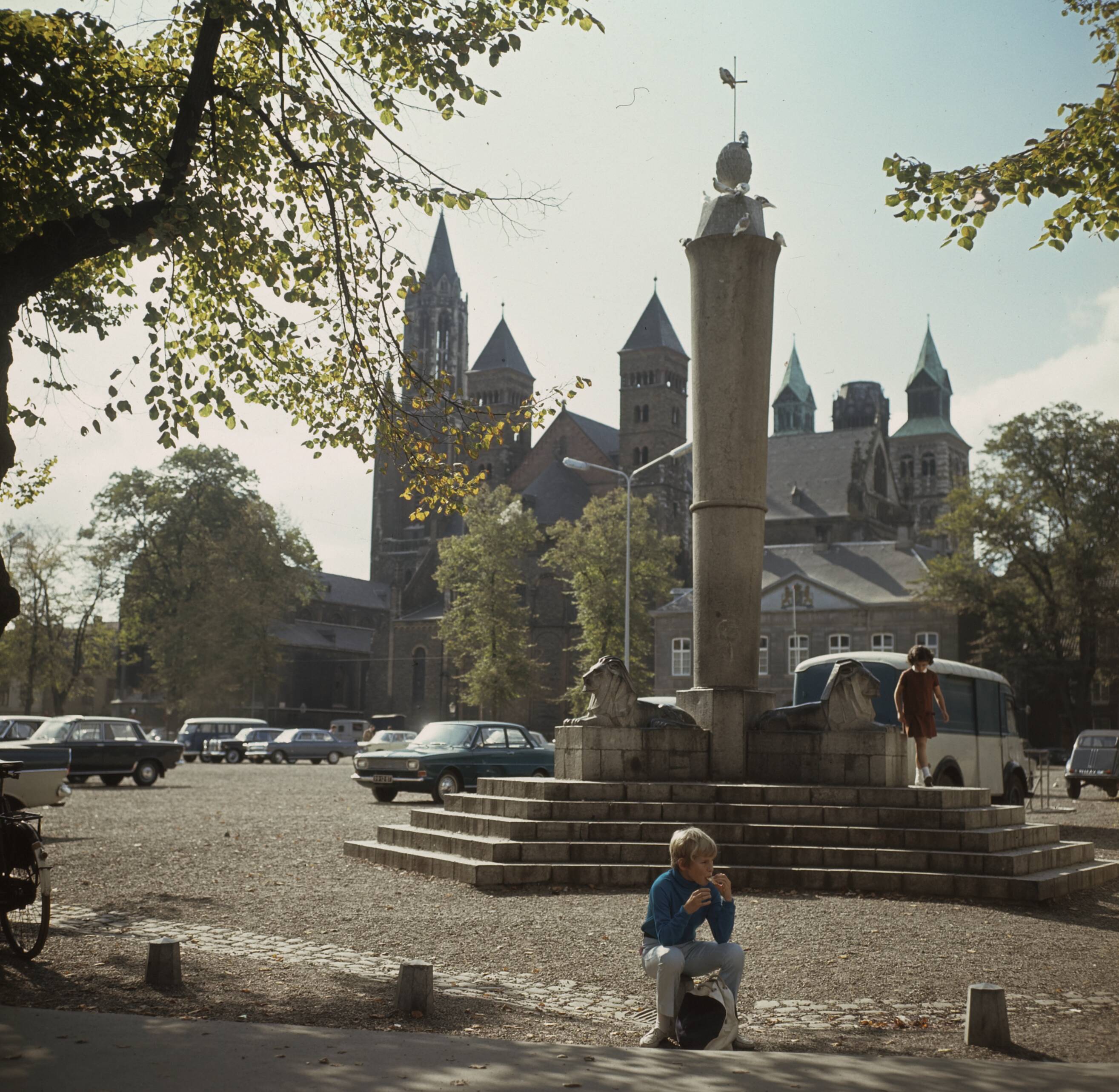 Fotocollectie Anefo — Maastricht: stadsgezichten; Vrijthof — Foto: Nijs, Jac. de / Anefo. Licentie: Set B: Rechtenvrij / Publiek Domein. Bron: Nationaal Archief. http://hdl.handle.net/10648/ad8e992c-d0b4-102d-bcf8-003048976d84