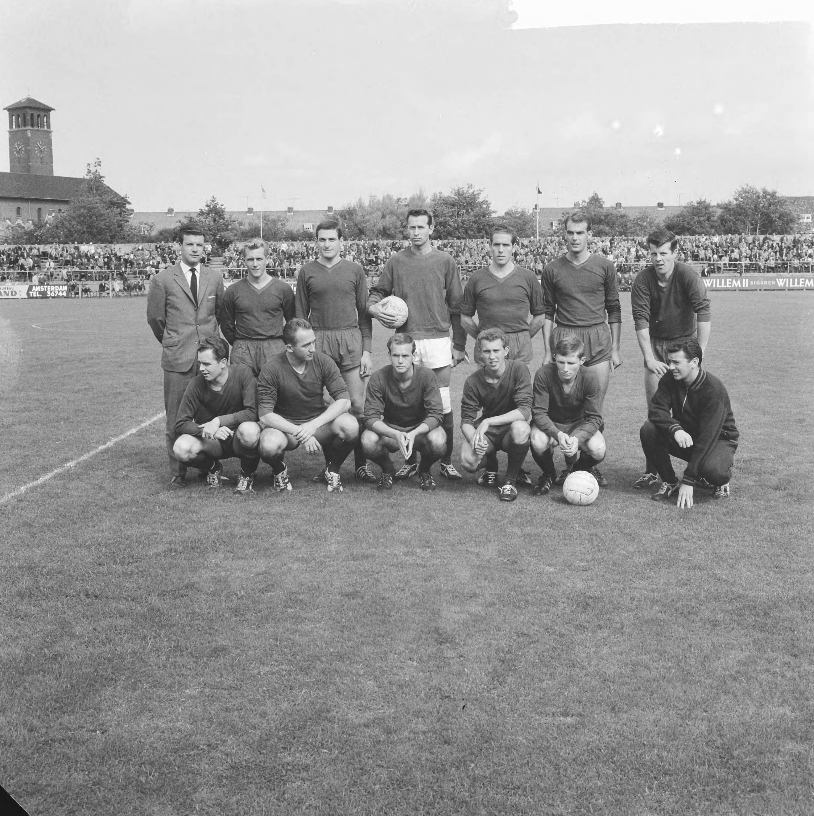 Fotocollectie Anefo — Voetbal. Haarlem tegen Xerxes 5-2. Elftal Haarlem, staand v.l.n.r. trainer Van Wilsum, F. Boon, G. Duwel, J. van Kruy, B. Maes, Nico Duyster, Otto Berendregt , zittend [tekst afgebroken] — Foto: Koch, Eric / Anefo. Licentie: Set B: Rechtenvrij / Publiek Domein. Bron: Nationaal Archief. http://hdl.handle.net/10648/aa16e308-d0b4-102d-bcf8-003048976d84
