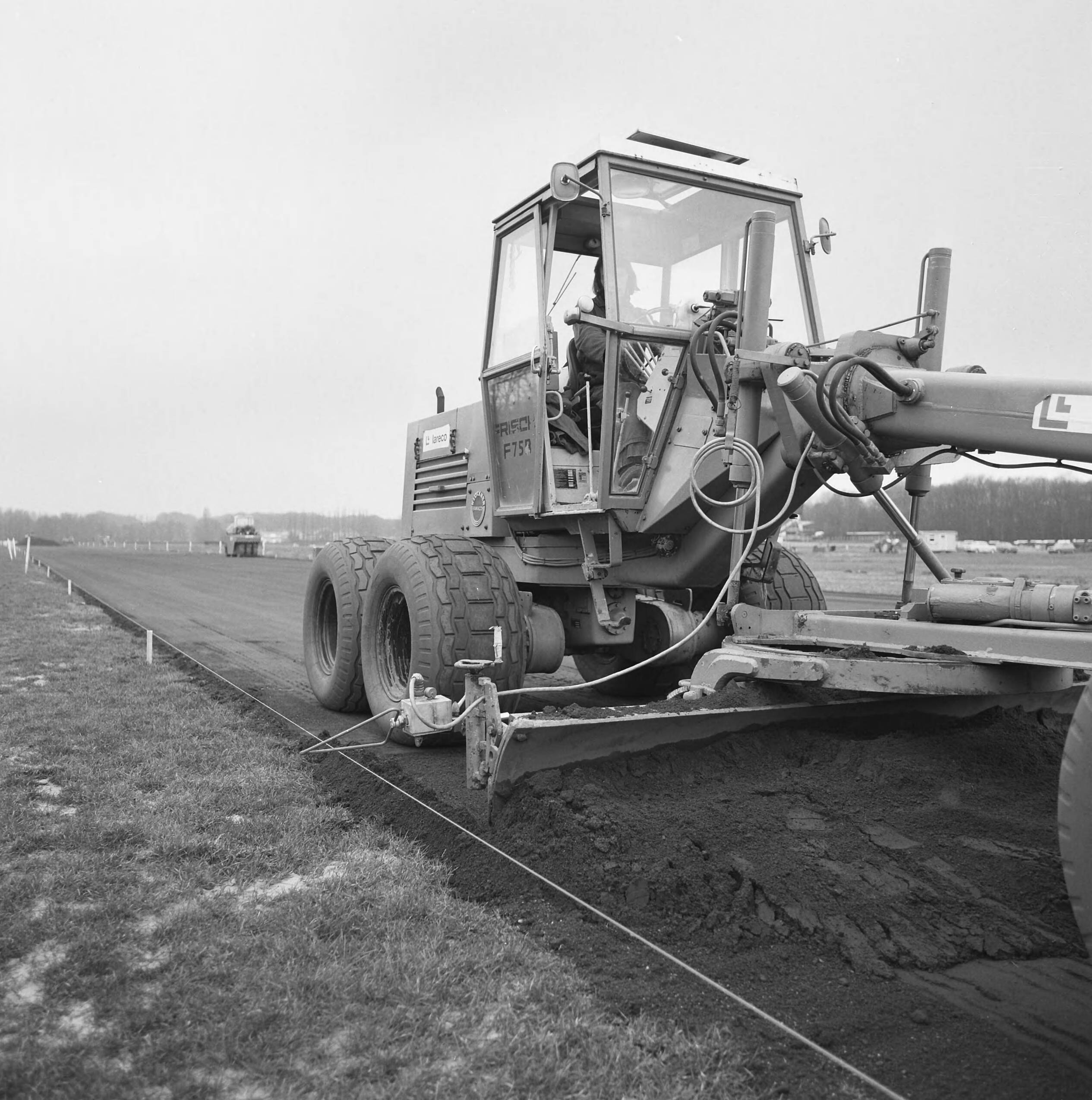 Fotocollectie Nederlandse Heidemaatschappij — Reconstructie van de renbaan Duindigt te Wassenaar. Uitvoering Lareco — Foto: Fotograaf Onbekend / Heidemij. Licentie: Set B: Rechtenvrij / Publiek Domein. Bron: Nationaal Archief. http://hdl.handle.net/10648/ae83c636-d0b4-102d-bcf8-003048976d84