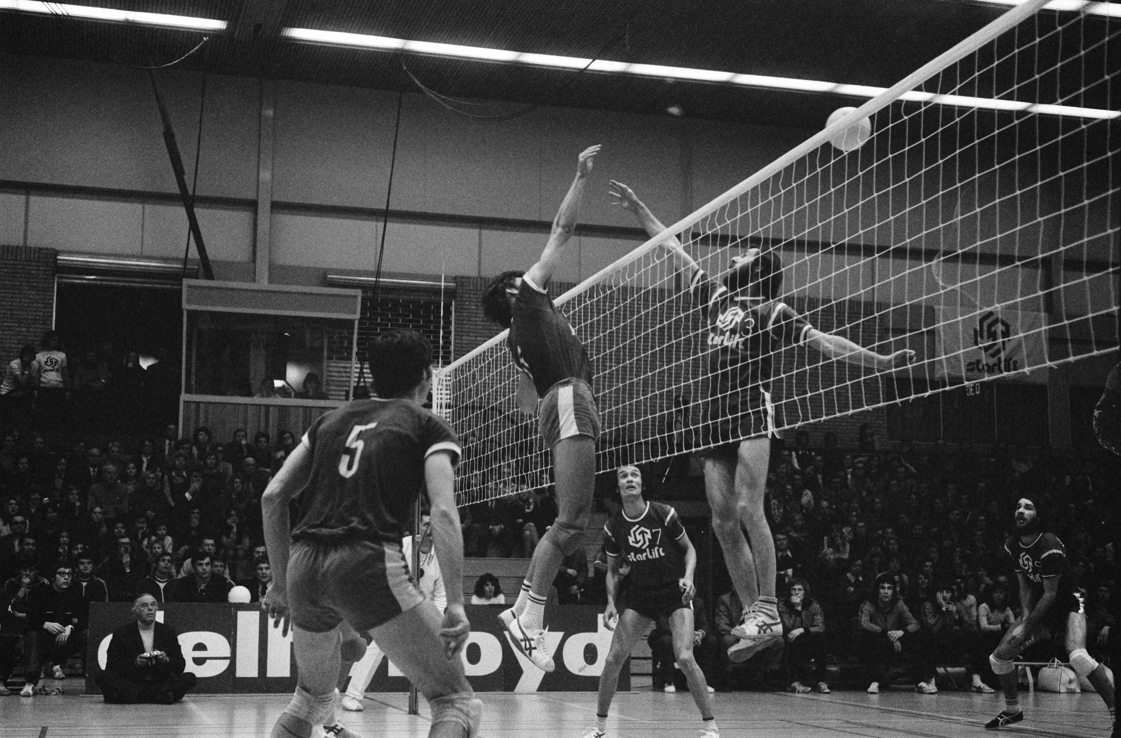 Halve finale Europacup volleybal te Rijswijk: Starlift Blokkeer tegen AZS Olsztyn (Polen) — Spelmoment — Foto: Fotograaf Onbekend / Anefo. Licentie: Set B: Rechtenvrij / Publiek Domein. Bron: Nationaal Archief. http://hdl.handle.net/10648/ac430b52-d0b4-102d-bcf8-003048976d84