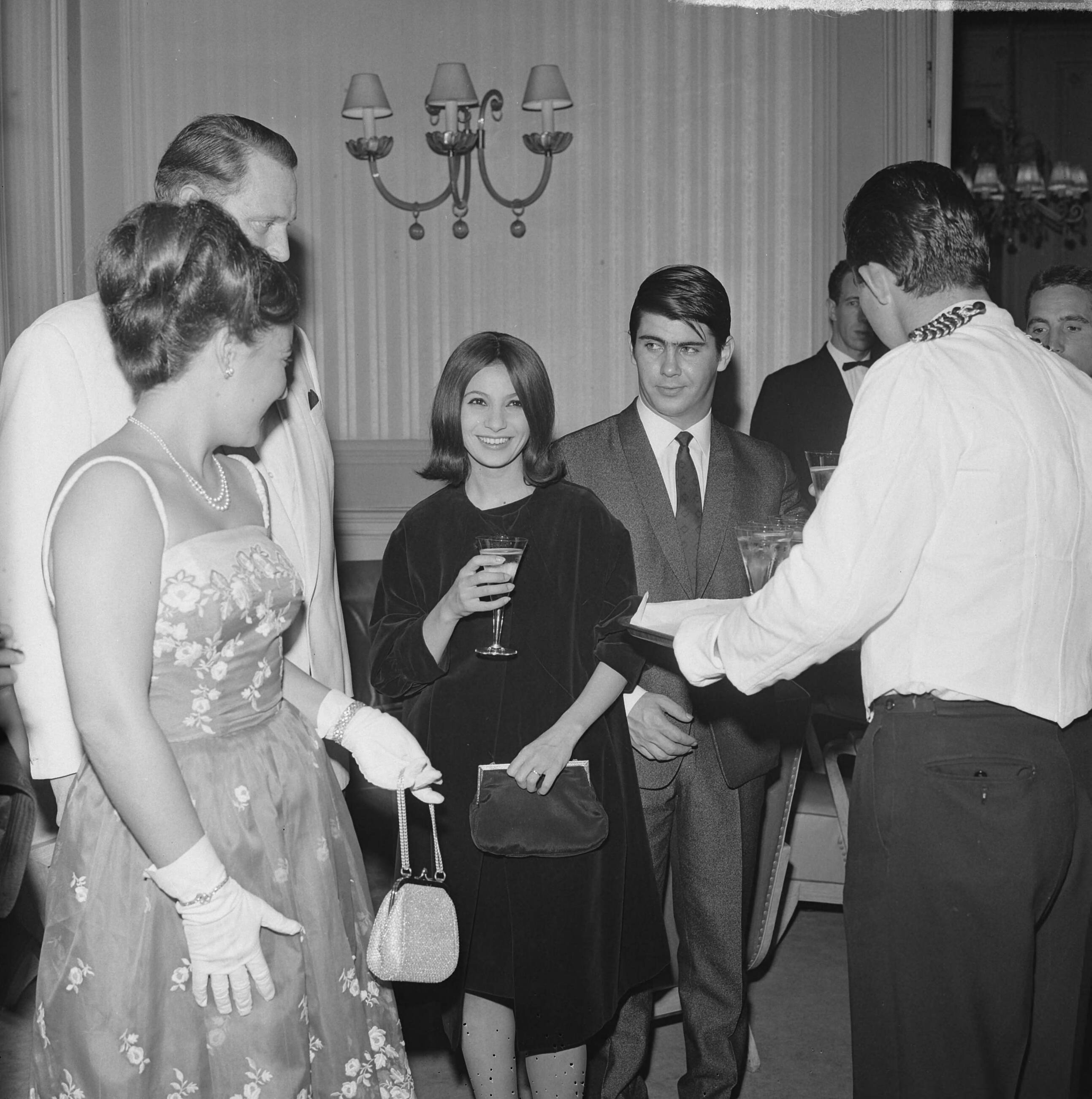Grand Gala du Disque 1963 — Grand Gala du Disque Populair in het Kurhaus te Scheveningen. Esther en Abi Ofarim en prinses Margriet met Peter Schilperoort (Dutch Swing College Band) — Foto: Koch, Eric / Anefo. Licentie: Set B: Rechtenvrij / Publiek Domein. Bron: Nationaal Archief. http://hdl.handle.net/10648/aa497e76-d0b4-102d-bcf8-003048976d84