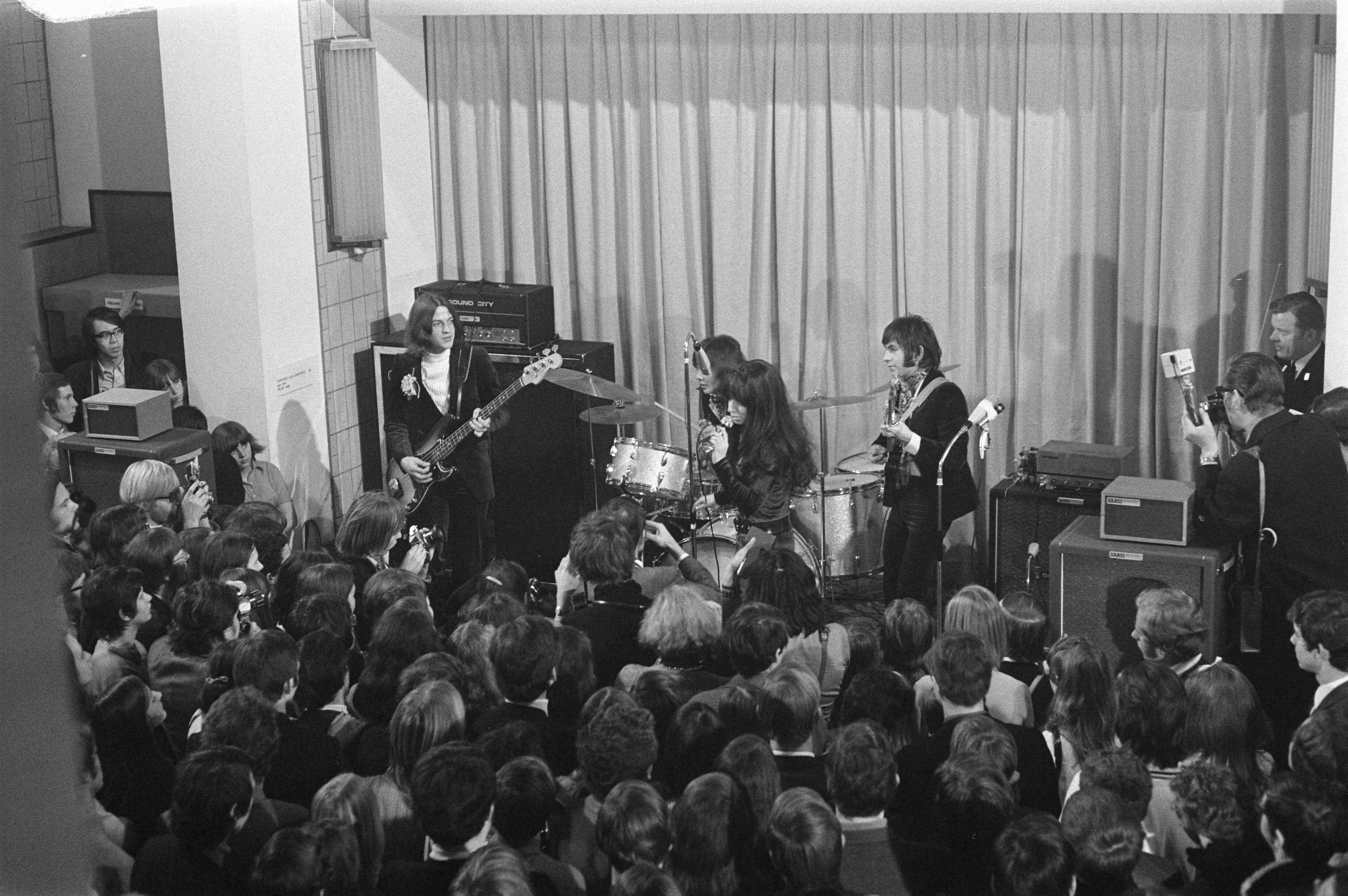 Fotocollectie Anefo — Haagse beatgroep Shocking Blue krijgt "zilveren penning van verdiensten" van Den Haag van wethouder van onderwijs H. J. Bilzen . Shocking Blue speelt / — Foto: Mieremet, Rob / Anefo. Licentie: Set B: Rechtenvrij / Publiek Domein. Bron: Nationaal Archief. http://hdl.handle.net/10648/ab8db478-d0b4-102d-bcf8-003048976d84