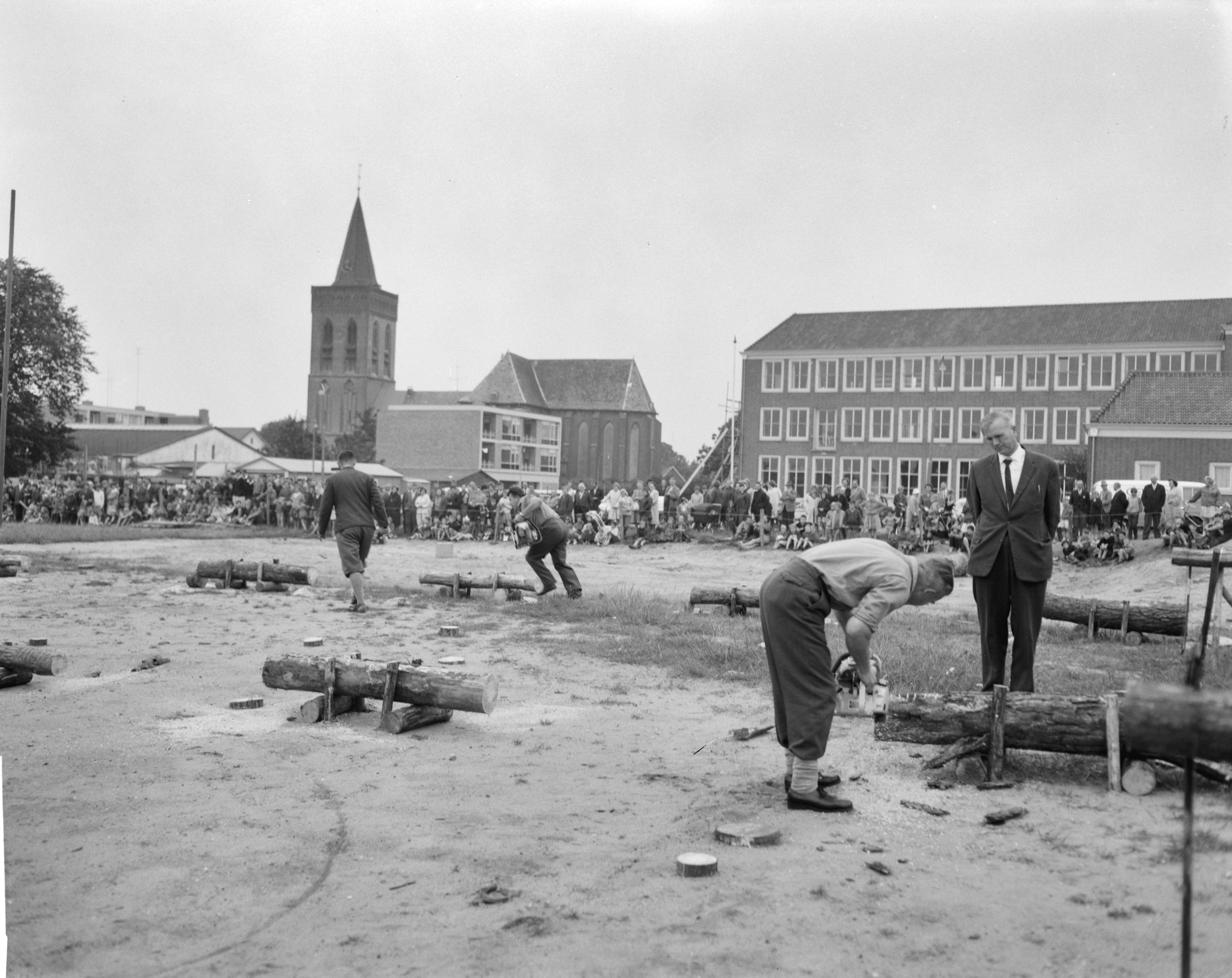 Fotocollectie Anefo — Nationale boomzaagwedstrijden in Ede — Foto: Bilsen, Joop van / Anefo. Licentie: Set B: Rechtenvrij / Publiek Domein. Bron: Nationaal Archief. http://hdl.handle.net/10648/aa14c15e-d0b4-102d-bcf8-003048976d84