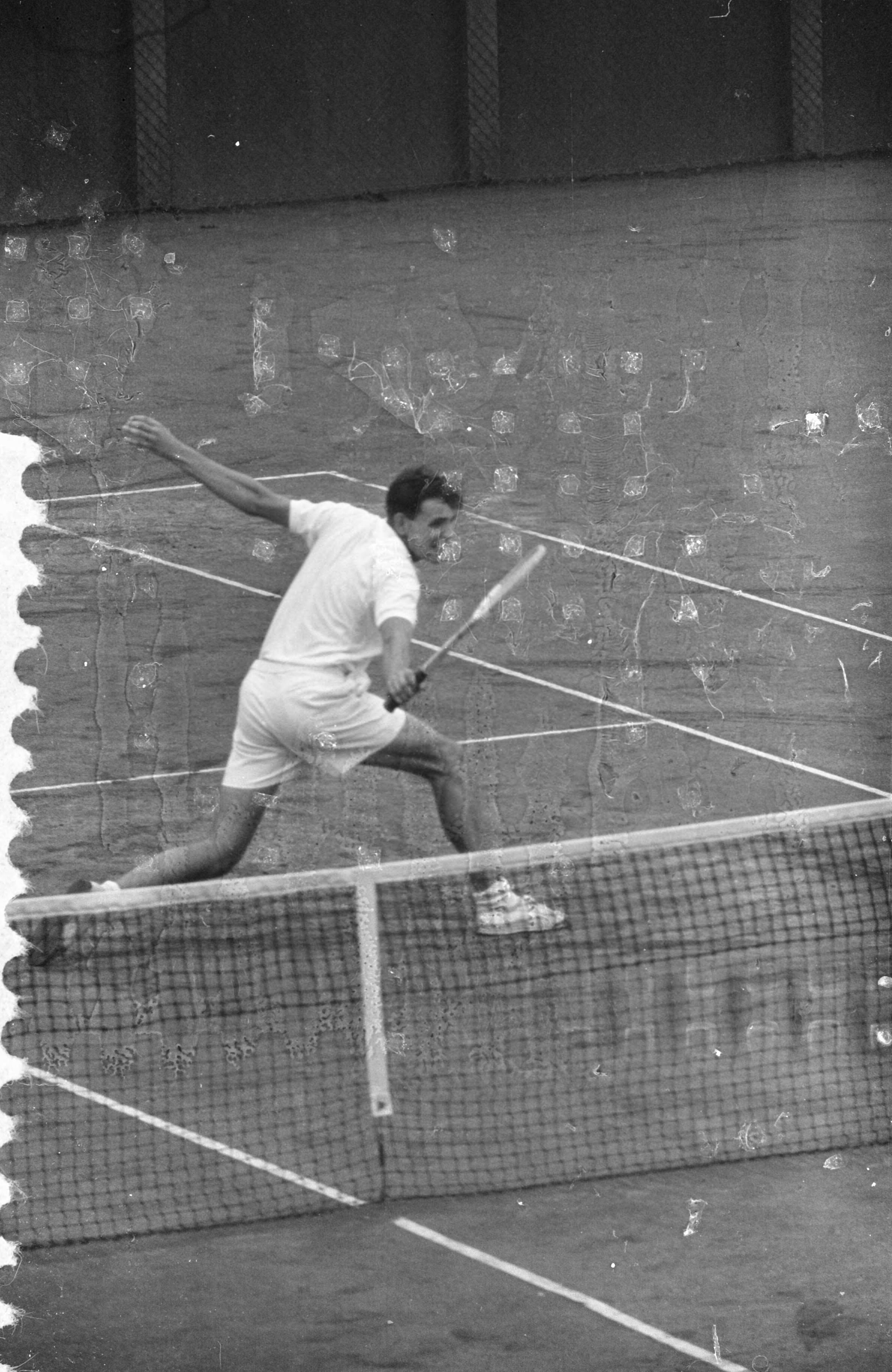Fotocollectie Anefo — Nederlands tenniskampioenschap op de METS-banen te Scheveningen, W. Maris in actie tegen Kuypers — Foto: Rossem, Wim van / Anefo. Licentie: Set B: Rechtenvrij / Publiek Domein. Bron: Nationaal Archief. http://hdl.handle.net/10648/a99ac5d4-d0b4-102d-bcf8-003048976d84