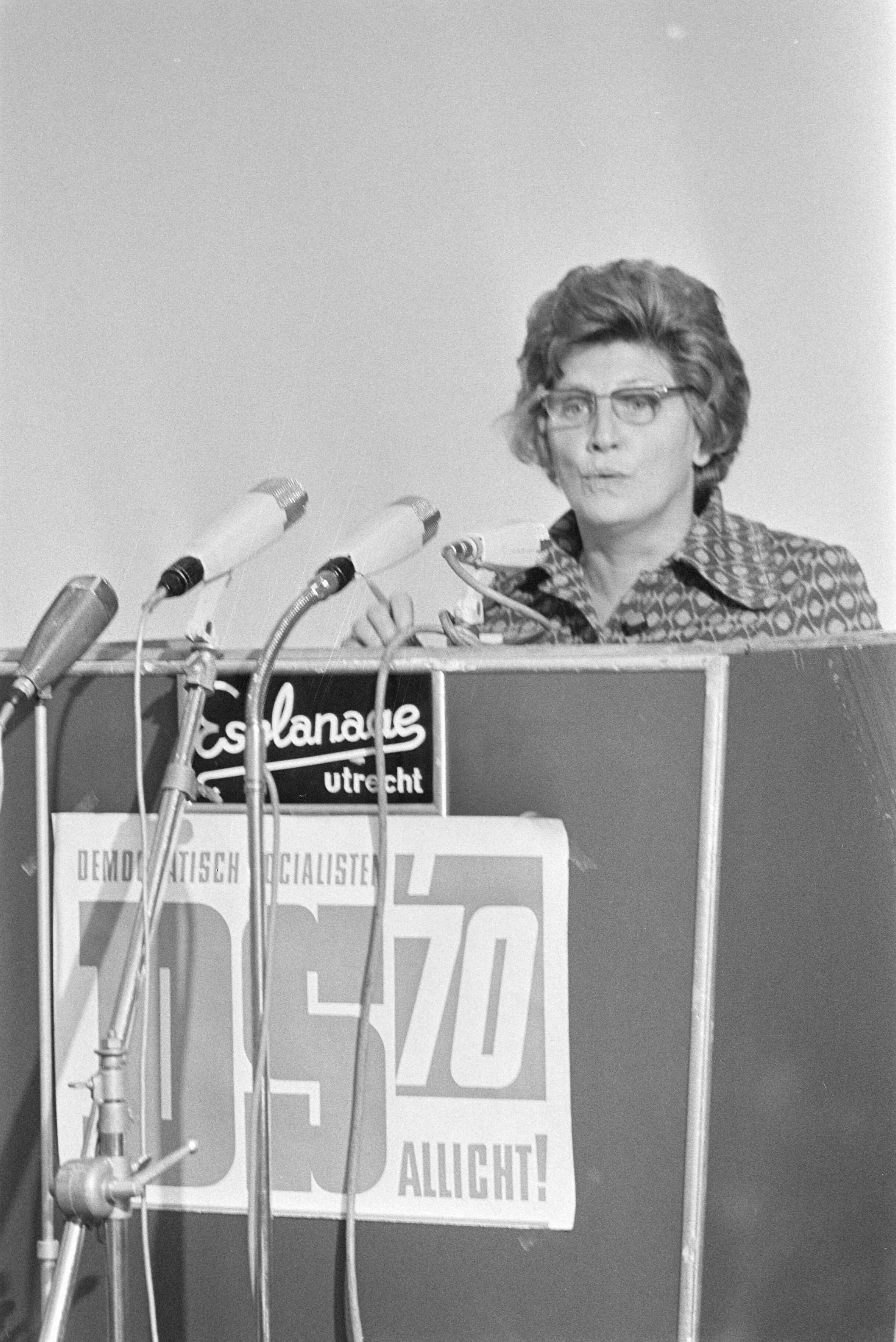 Fotocollectie Anefo — Eerste verkiezingsvergadering DS70 in Utrecht; mevrouw Veenendaal aan het woord — Foto: Mieremet, Rob / Anefo. Licentie: Set B: Rechtenvrij / Publiek Domein. Bron: Nationaal Archief. http://hdl.handle.net/10648/abb3933c-d0b4-102d-bcf8-003048976d84