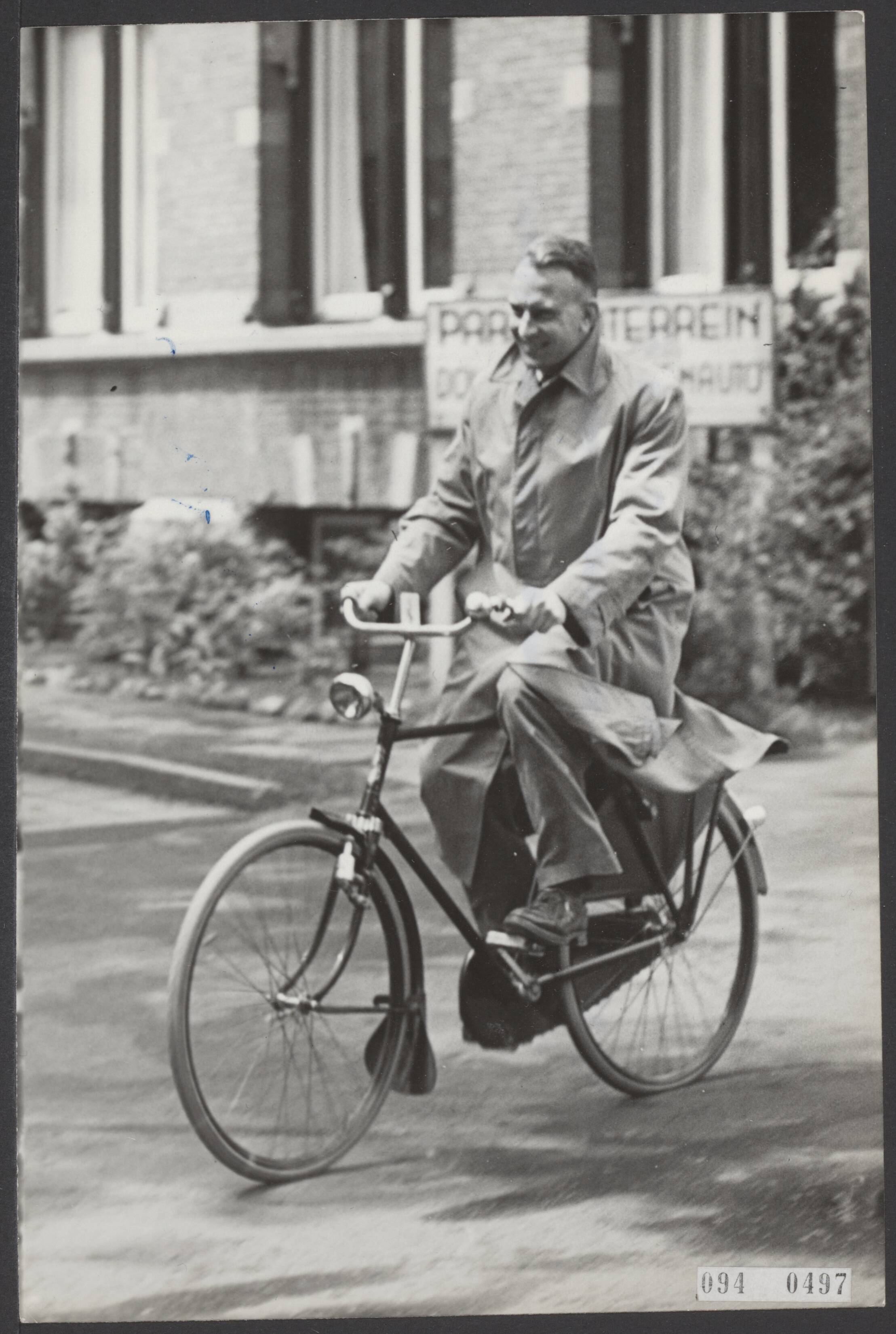 Fotocollectie Elsevier Binnenland — Operatie van de Siamese tweeling in Leeuwarden. Dr. D.W. Swijgman, specialist voor Anaesthesie en Narcose — Foto: Fotograaf Onbekend / Anefo. Licentie: Set B: Rechtenvrij / Publiek Domein. Bron: Nationaal Archief. http://hdl.handle.net/10648/ae2cae64-d0b4-102d-bcf8-003048976d84