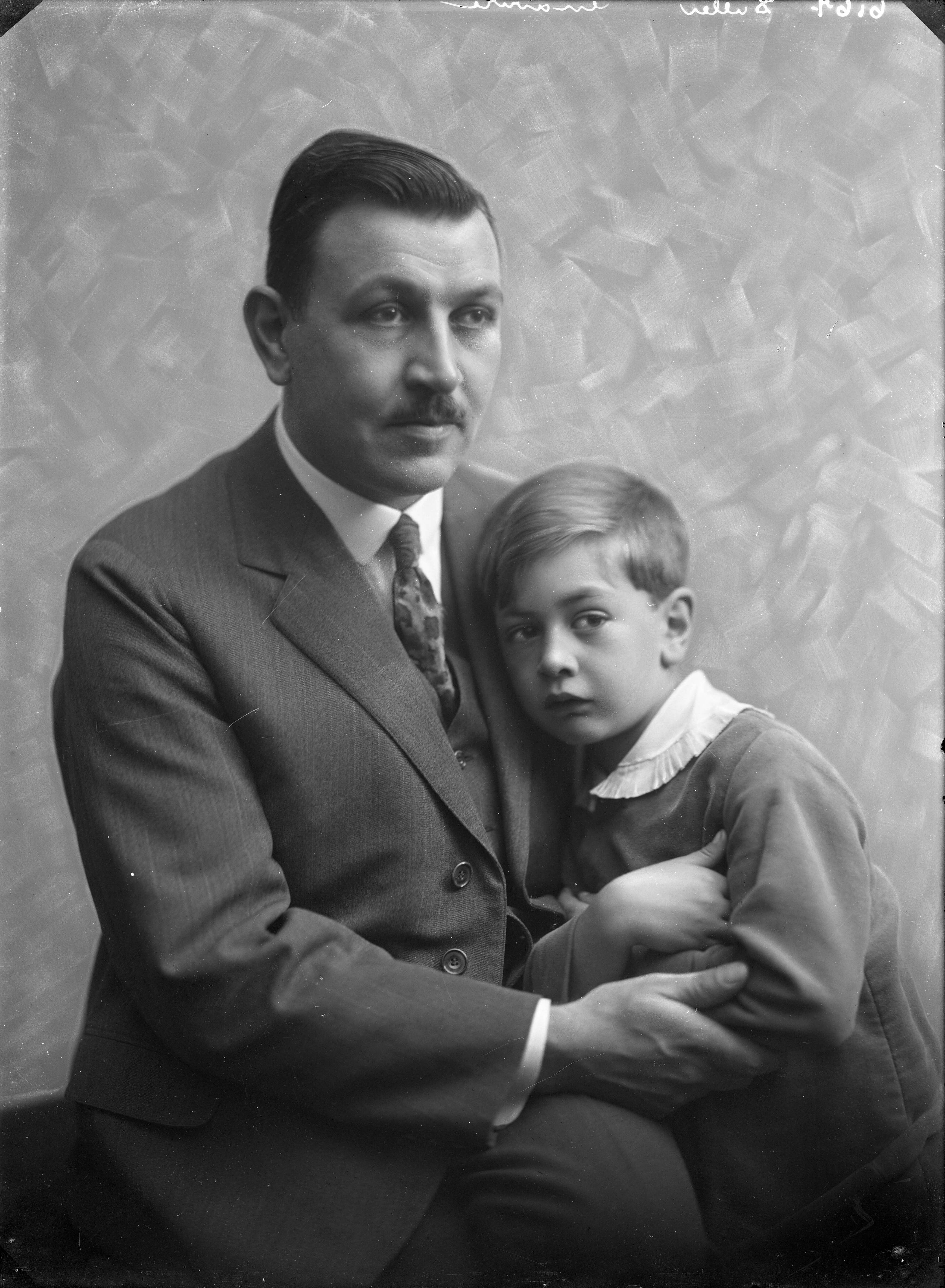 Berg, van den (BERG 050) — Studio-opnames. Een vader of opa met zijn zoontje tegen zich aangeleund. Haarlem, Nederland. 1918-1930. 6167 Duller gravure — Foto: Berg, Th.C.J. van den / Spaarnestad Photo (05887). Licentie: Set B: Rechtenvrij / Publiek Domein. Bron: Nationaal Archief. http://hdl.handle.net/10648/35429da7-c7f9-a382-e063-6df0900a6686
