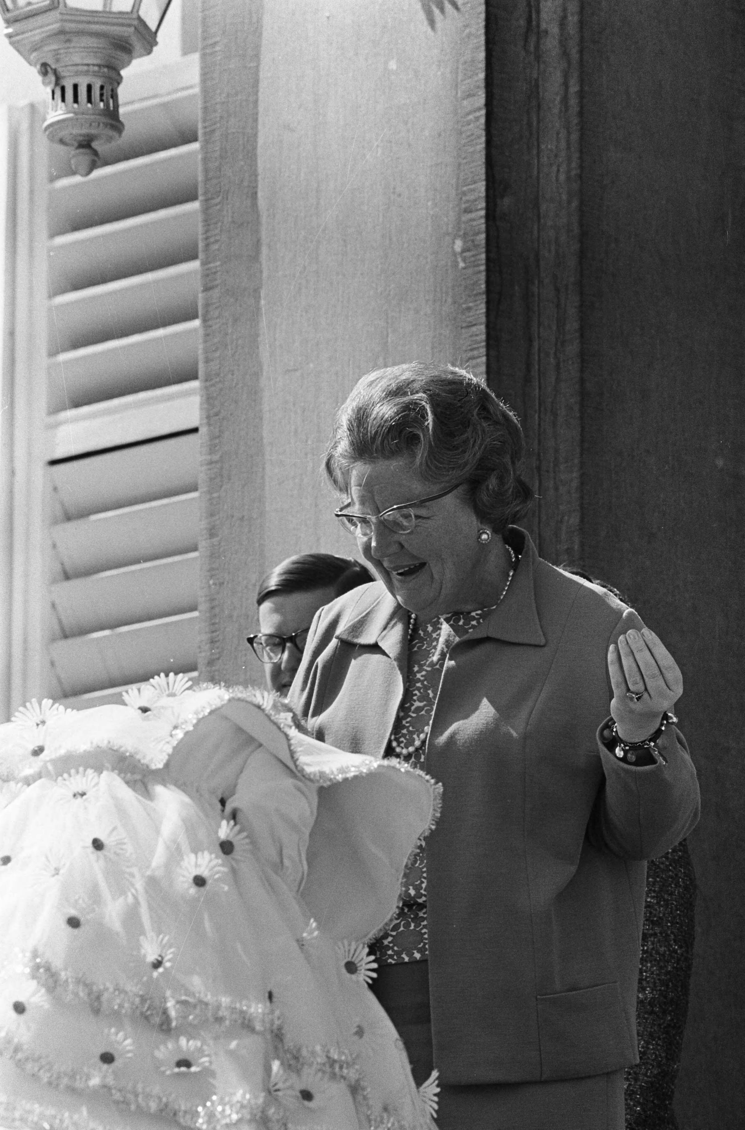 Koninginnedag 1966 — koningin Juliana met bruidjes — Foto: Fotograaf Onbekend / Anefo. Licentie: Set B: Rechtenvrij / Publiek Domein. Bron: Nationaal Archief. http://hdl.handle.net/10648/aae804ec-d0b4-102d-bcf8-003048976d84