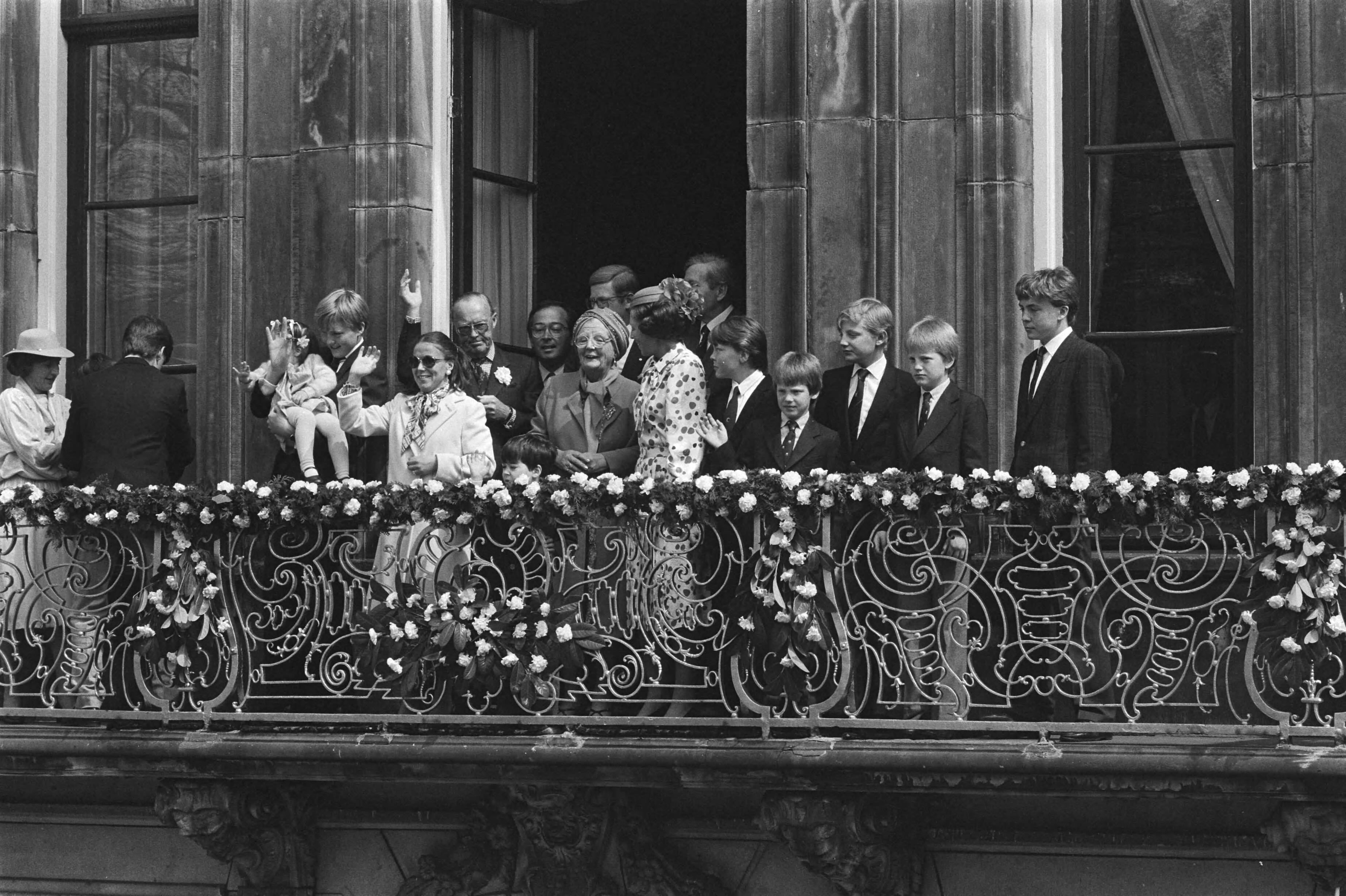 Fotocollectie Anefo — Koninginnedag 1984 in Den Haag ; gehele familie op balkon Lange Voorhout — Foto: Antonisse, Marcel / Anefo. Licentie: Set B: Rechtenvrij / Publiek Domein. Bron: Nationaal Archief. http://hdl.handle.net/10648/ad380a12-d0b4-102d-bcf8-003048976d84