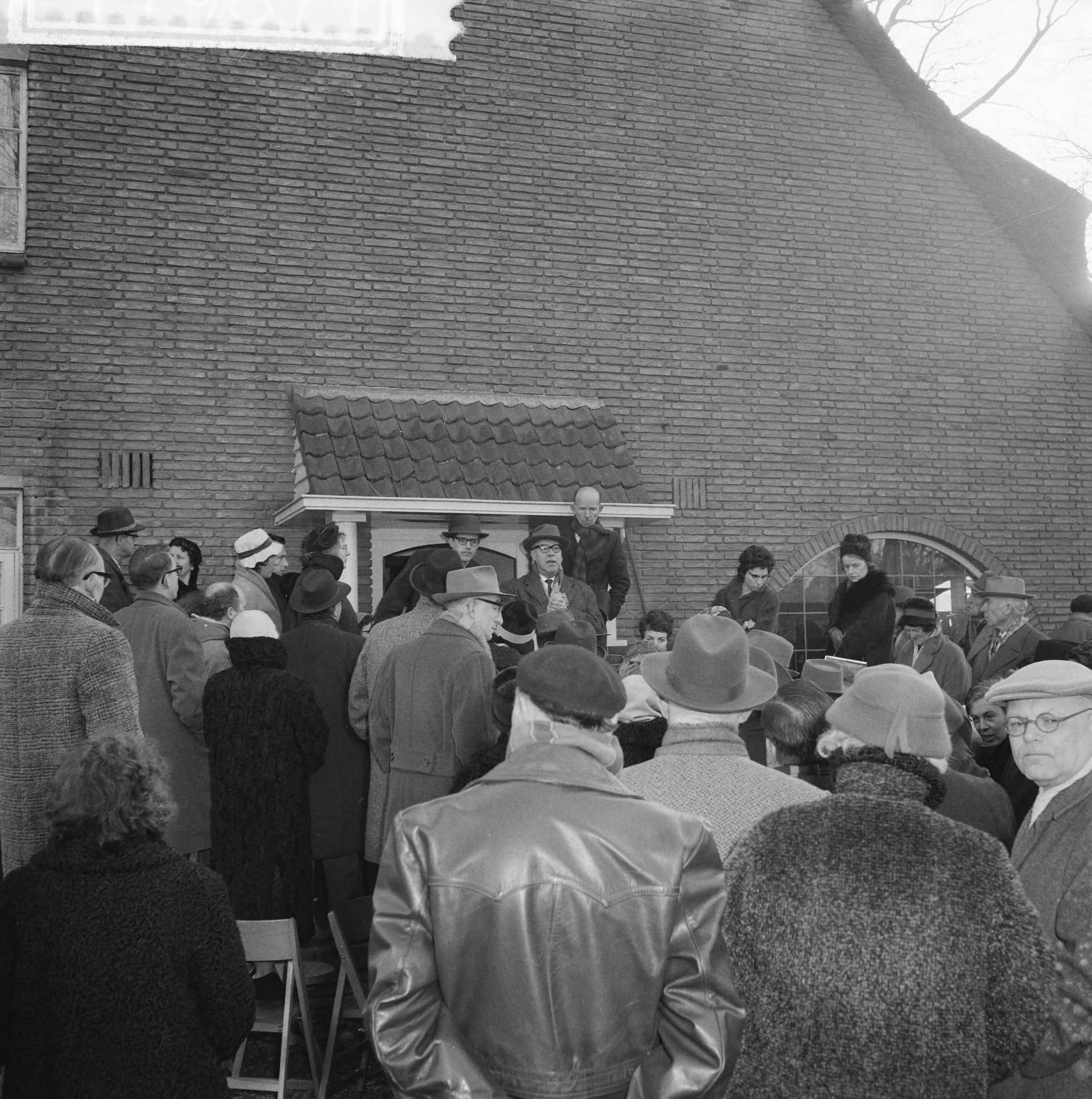 Fotocollectie Anefo — Veiling van de inboedel van Jolle Jansma te Bussum — Foto: Lindeboom, Henk / Anefo. Licentie: Set B: Rechtenvrij / Publiek Domein. Bron: Nationaal Archief. http://hdl.handle.net/10648/a9c5e250-d0b4-102d-bcf8-003048976d84