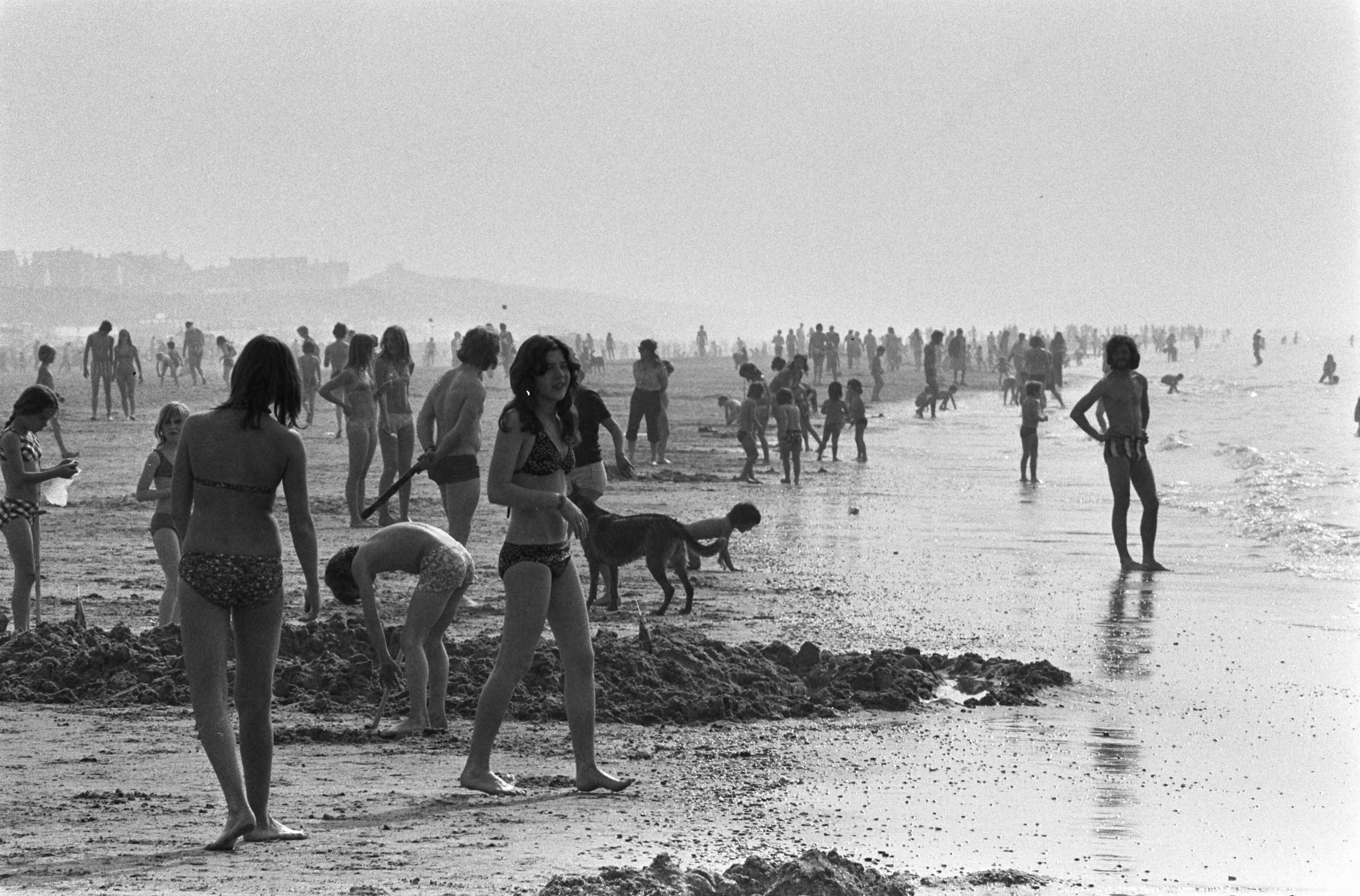 Fotocollectie Anefo — Drukte op strand in Zandvoort — Foto: Mieremet, Rob / Anefo. Licentie: Set B: Rechtenvrij / Publiek Domein. Bron: Nationaal Archief. http://hdl.handle.net/10648/ac47fb8a-d0b4-102d-bcf8-003048976d84