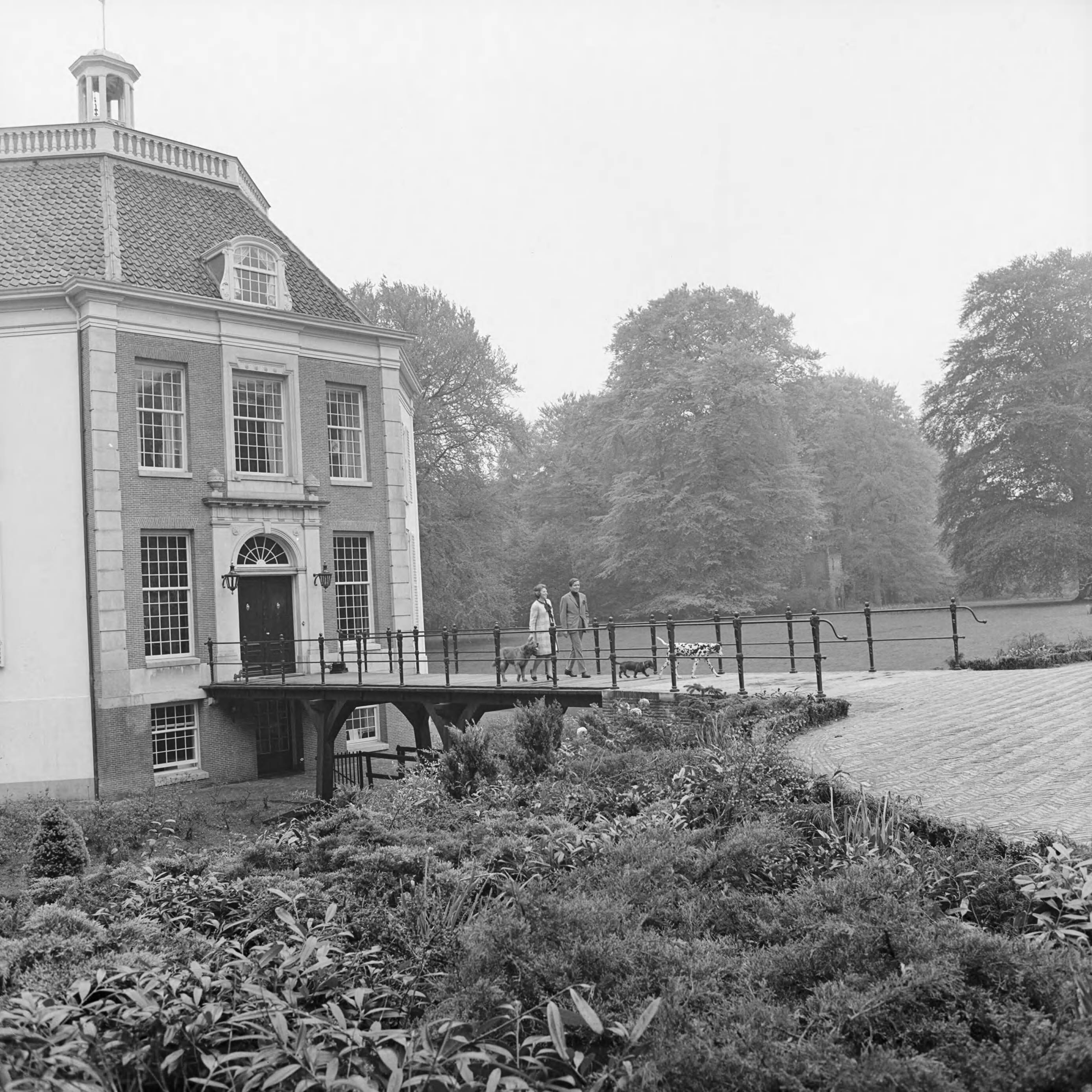 Fotocollectie RVD / Koninklijk Huis — Prinses Beatrix en prins Claus met de honden op de loopbrug van kasteel Drakensteyn, 1968 — Foto: Koot, Max / RVD. Licentie: Set B: Rechtenvrij / Publiek Domein. Bron: Nationaal Archief. http://hdl.handle.net/10648/afbb684c-d0b4-102d-bcf8-003048976d84