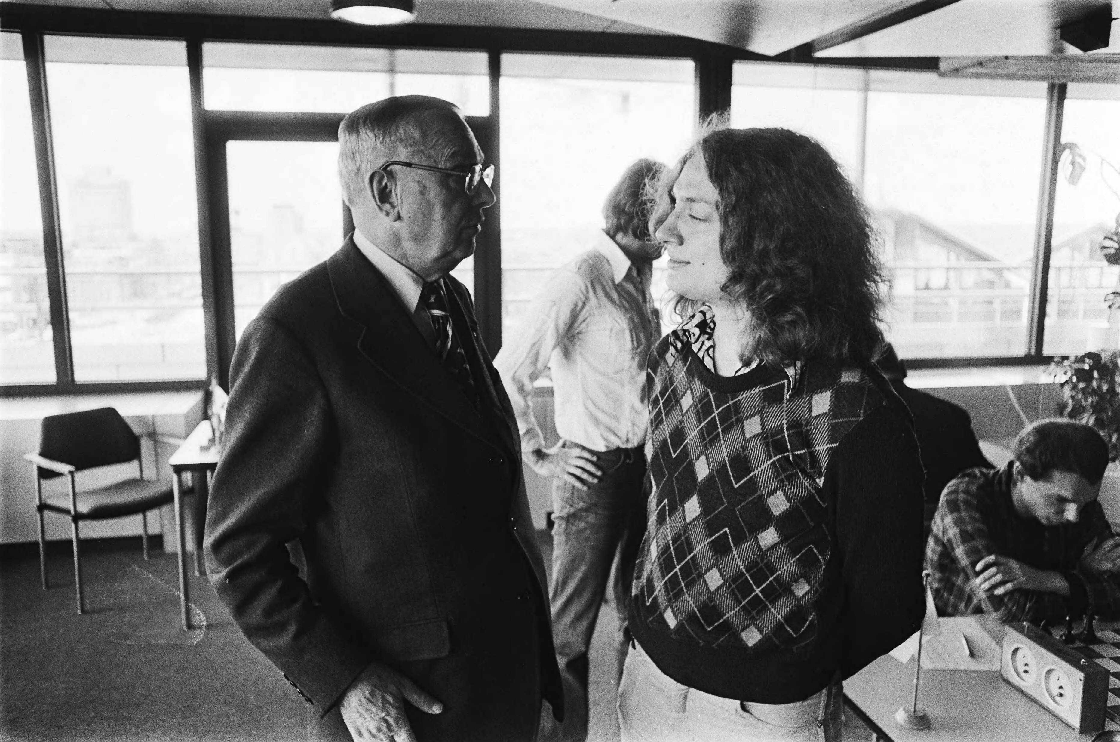 Fotocollectie Anefo — Nederlandse kampioenschap schaken, Leeuwarden; Timman in gesprek met Euwe — Foto: Verhoeff, Bert / Anefo. Licentie: Set B: Rechtenvrij / Publiek Domein. Bron: Nationaal Archief. http://hdl.handle.net/10648/acb0adc4-d0b4-102d-bcf8-003048976d84