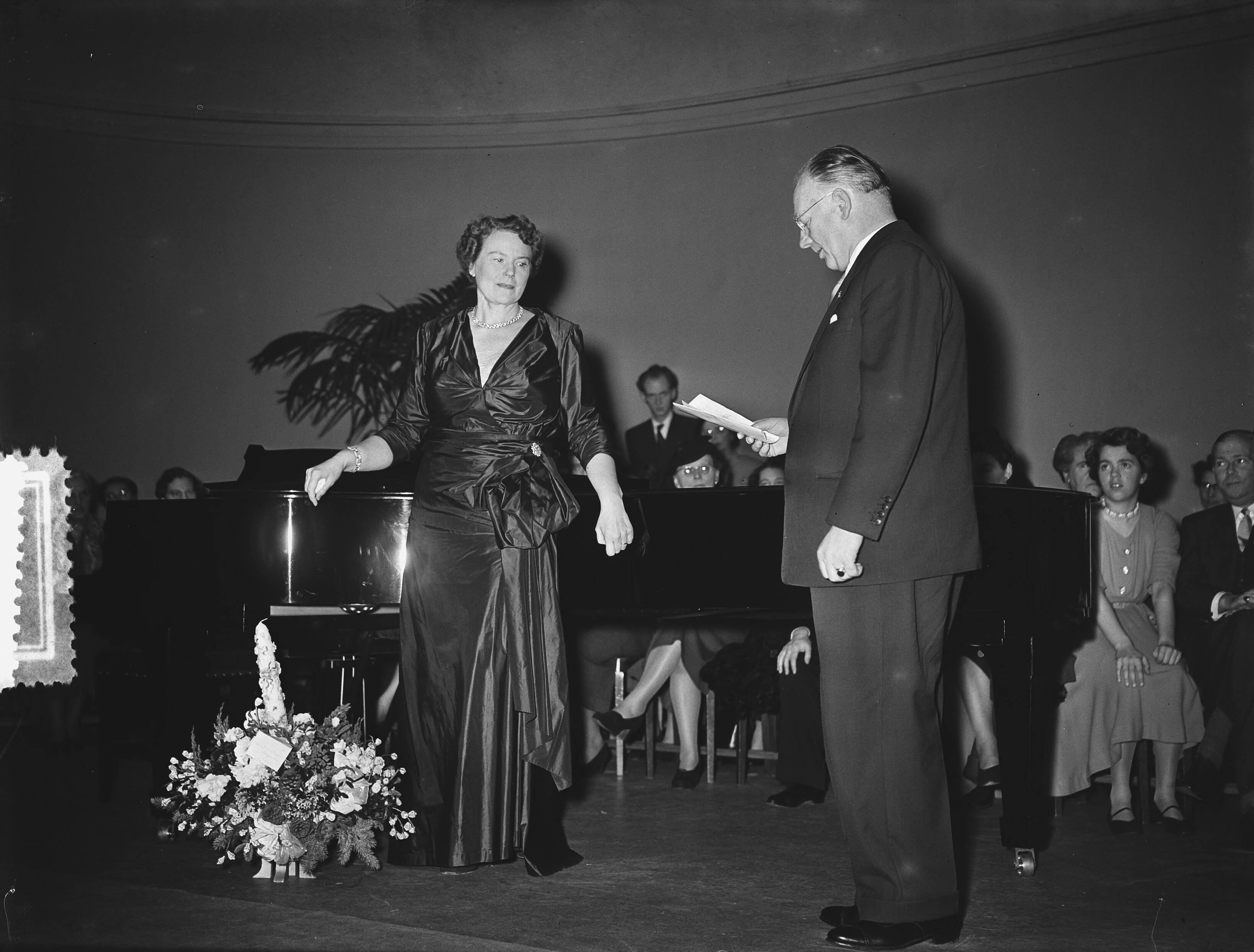 Fotocollectie Anefo — Afscheidsconcert van Jo Vincent in zaal Diligentia te Den Haag — Foto: Bilsen, Joop van / Anefo. Licentie: Set B: Rechtenvrij / Publiek Domein. Bron: Nationaal Archief. http://hdl.handle.net/10648/a91a1dee-d0b4-102d-bcf8-003048976d84