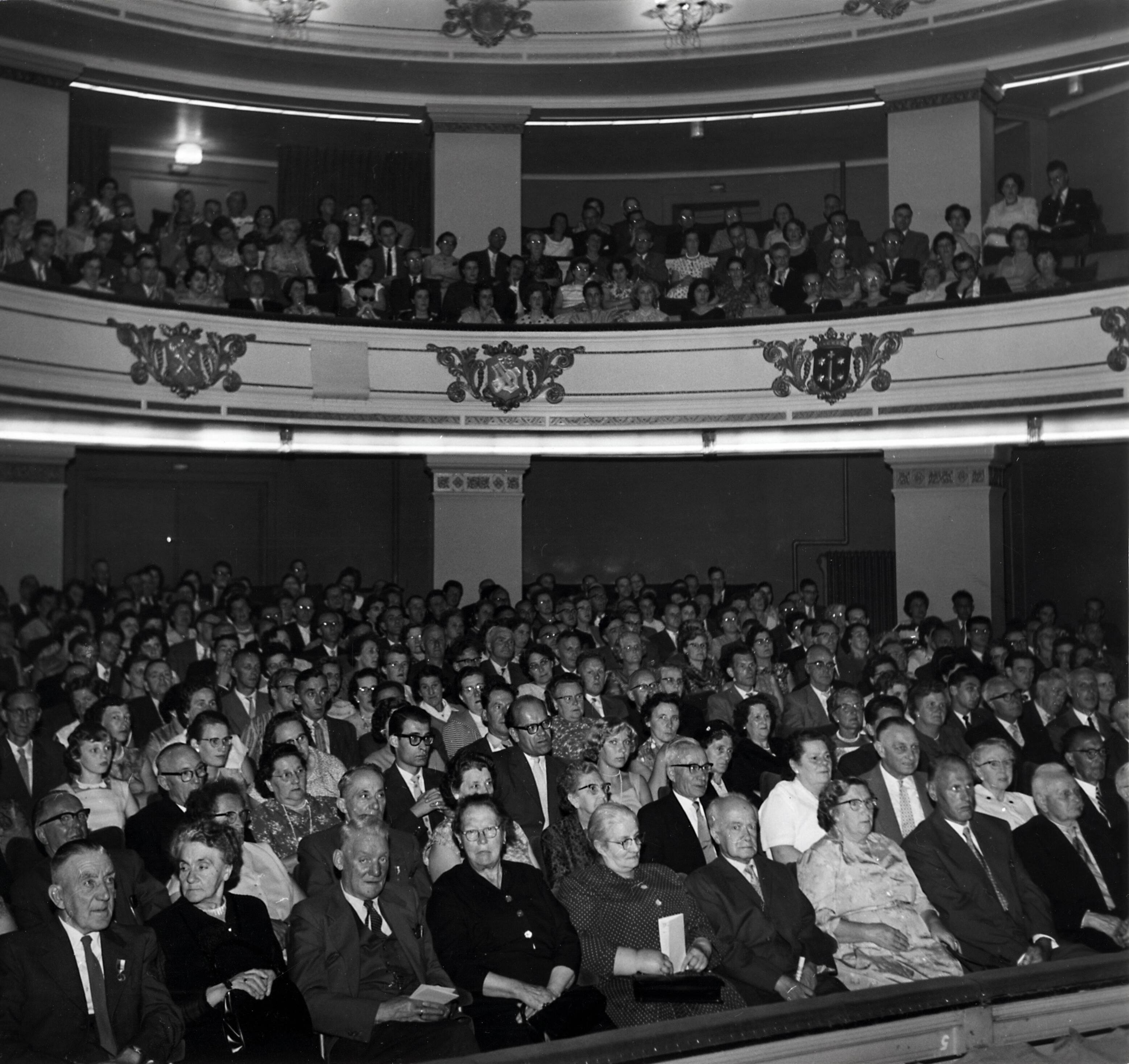 Collectie nader te bepalen — [50 jarig jubileum N.V. De Spaarnestad] [Feestavond in het Stadsschouwburg van Haarlem] — Foto: Fotograaf Onbekend / Fotobureau onbekend / Spaarnestad Photo (05887). Licentie: Set B: Rechtenvrij / Publiek Domein. Bron: Nationaal Archief. http://hdl.handle.net/10648/35429da6-3b03-a382-e063-6df0900a6686