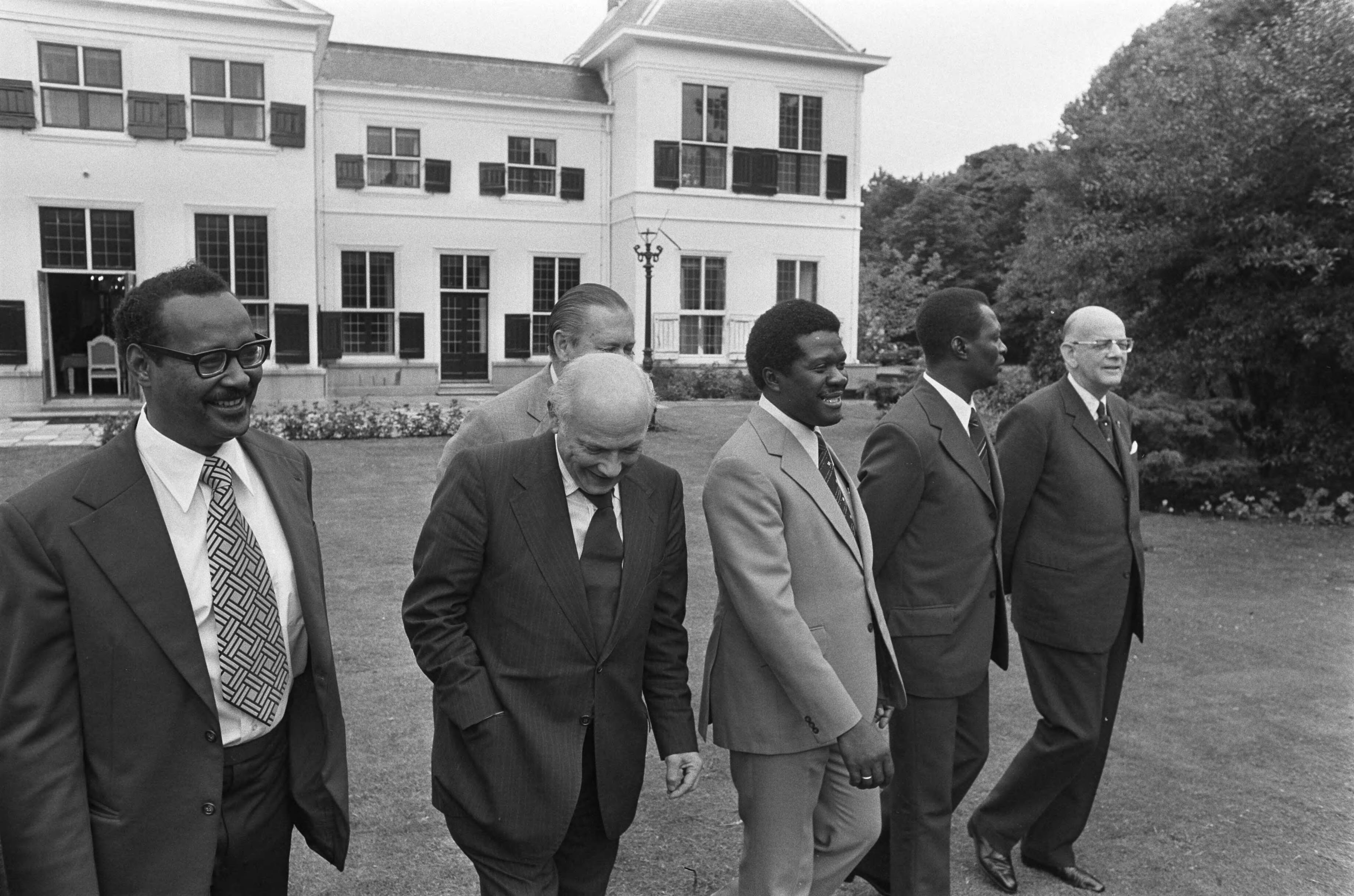 Tweedaags overleg tussen regeringsdelegaties van Suriname en Nederland in het Catshuis — Vlnr Arron, Den Uyl, Zeevalking, Cambridge, Hoost, De Gaay Fortman — Foto: Verhoeff, Bert / Anefo. Licentie: Set B: Rechtenvrij / Publiek Domein. Bron: Nationaal Archief. http://hdl.handle.net/10648/ac6c1312-d0b4-102d-bcf8-003048976d84