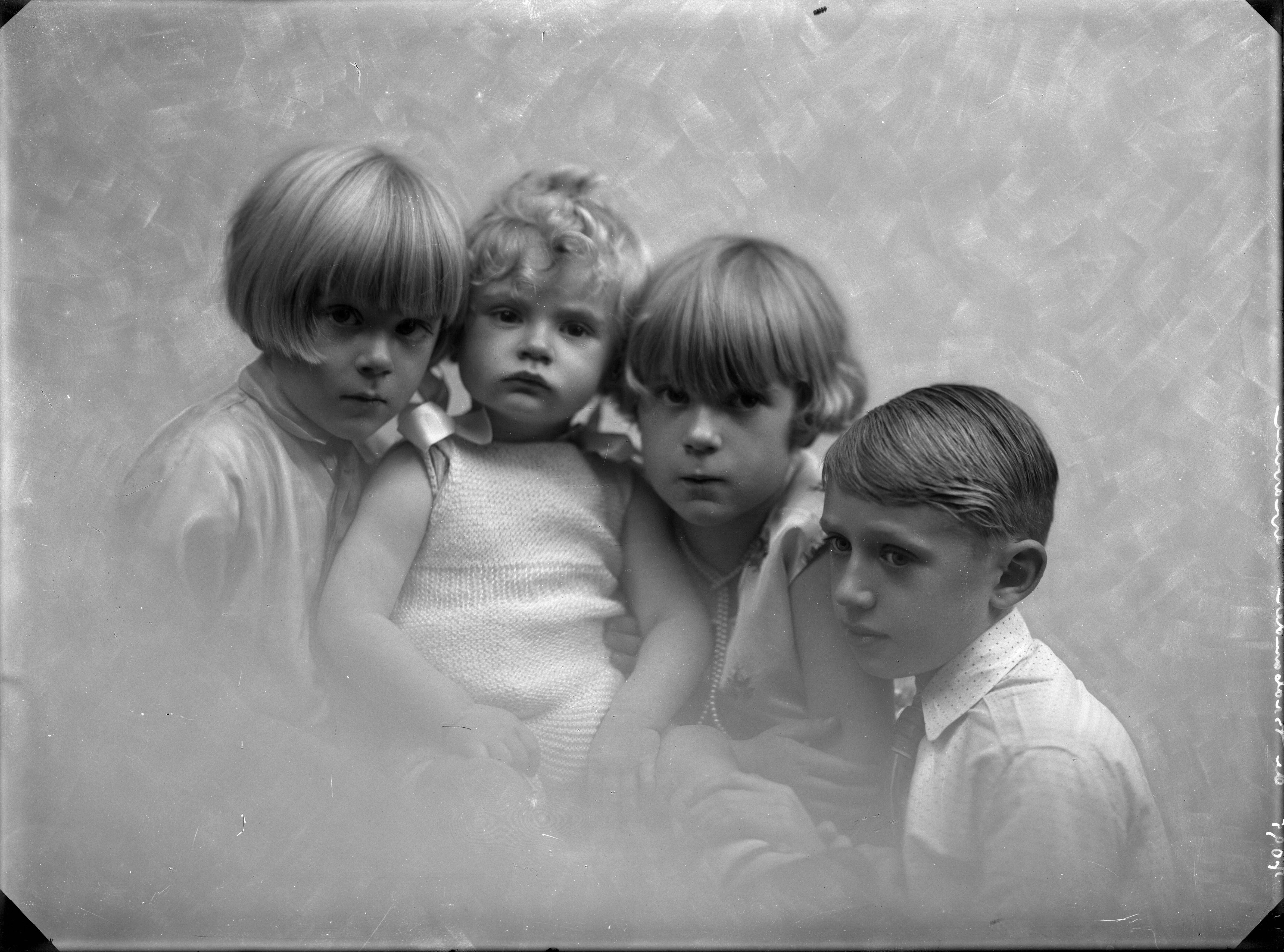 Portretten — Studio-opnames. Portret van vier kinderen op een rij in nevelen. Haarlem, Nederland. 1918-1930. 7095 De Brabander — Foto: Berg, Th.C.J. van den / Spaarnestad Photo (05887). Licentie: Set B: Rechtenvrij / Publiek Domein. Bron: Nationaal Archief. http://hdl.handle.net/10648/35429da7-c779-a382-e063-6df0900a6686