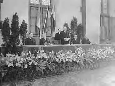 Fotocollectie Anefo — Ondertekening van het Beneluxverdrag in de Ridderzaal te Den Haag — Foto: Behrens, Herbert F. / Anefo. Licentie: Set B: Rechtenvrij / Publiek Domein. Bron: Nationaal Archief. http://hdl.handle.net/10648/a9747104-d0b4-102d-bcf8-003048976d84
