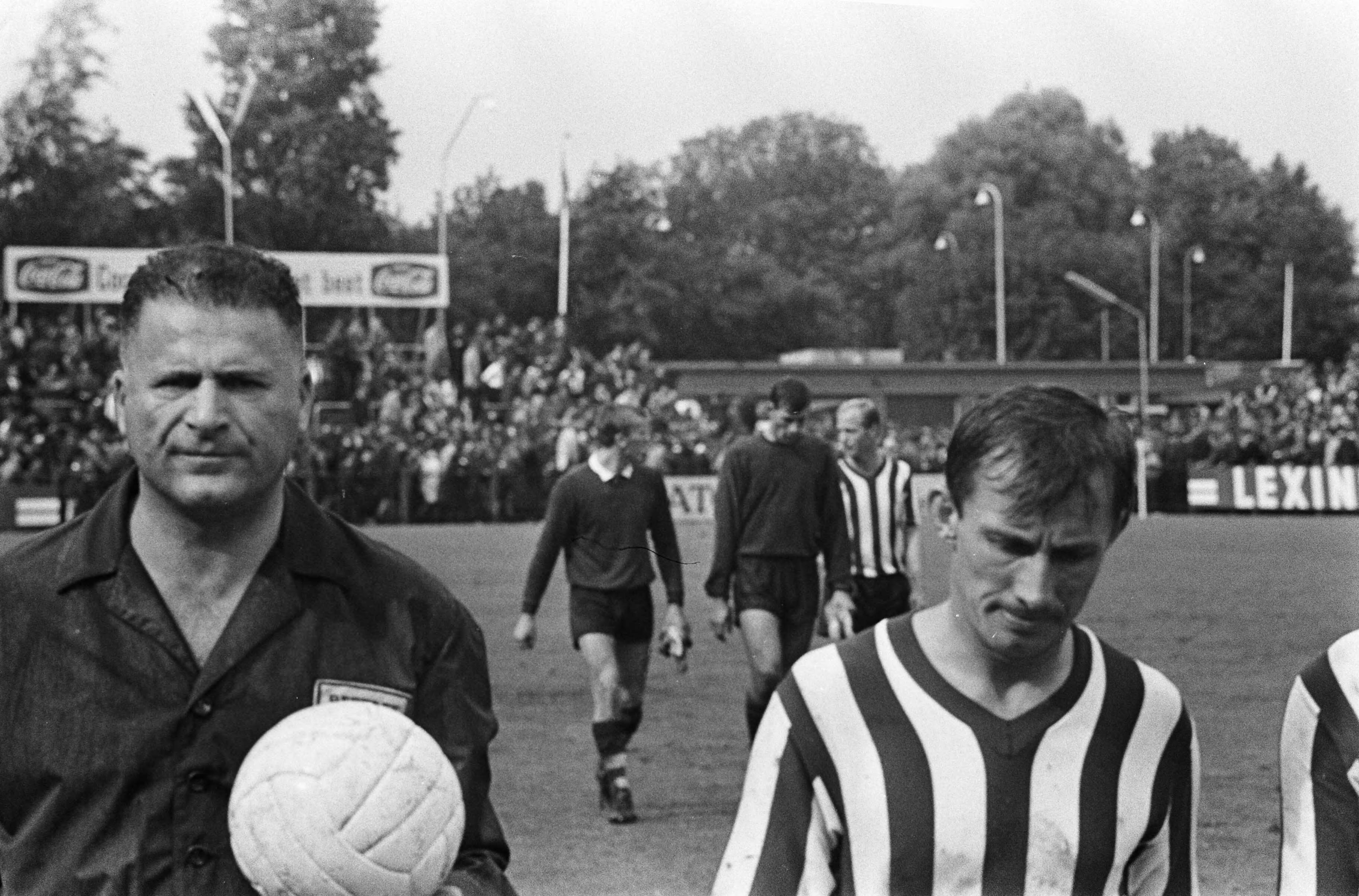 Fotocollectie Anefo — Voetbal. ADO tegen Sparta 2-2, scheidsrechter Leo Horn en Ole Madsen (Sparta) — Foto: Kroon, Ron / Anefo. Licentie: Set B: Rechtenvrij / Publiek Domein. Bron: Nationaal Archief. http://hdl.handle.net/10648/aabc4000-d0b4-102d-bcf8-003048976d84