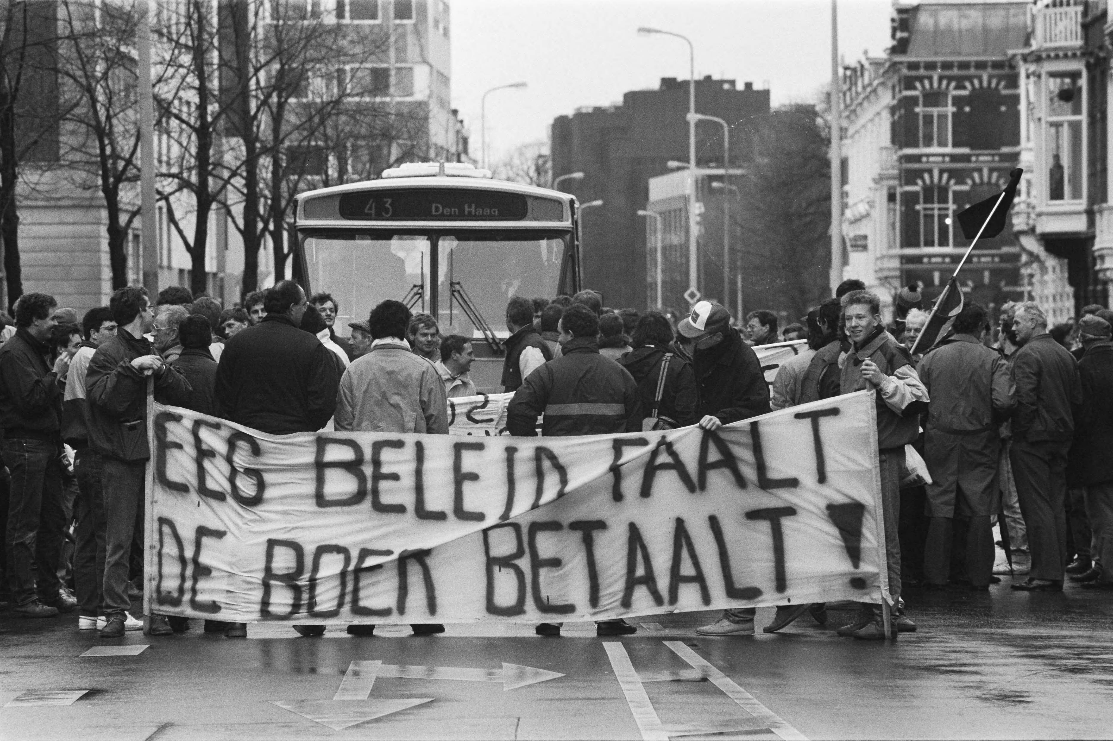 Boeren demonstreren in Den Haag tegen het landbouwbeleid van de Europese Economische Gemeenschap (EEG) — Demonstrerende boeren lopen met een spandoek door Den Haag — Foto: Croes, Rob C. / Anefo. Licentie: Set B: Rechtenvrij / Publiek Domein. Bron: Nationaal Archief. http://hdl.handle.net/10648/ad713f26-d0b4-102d-bcf8-003048976d84
