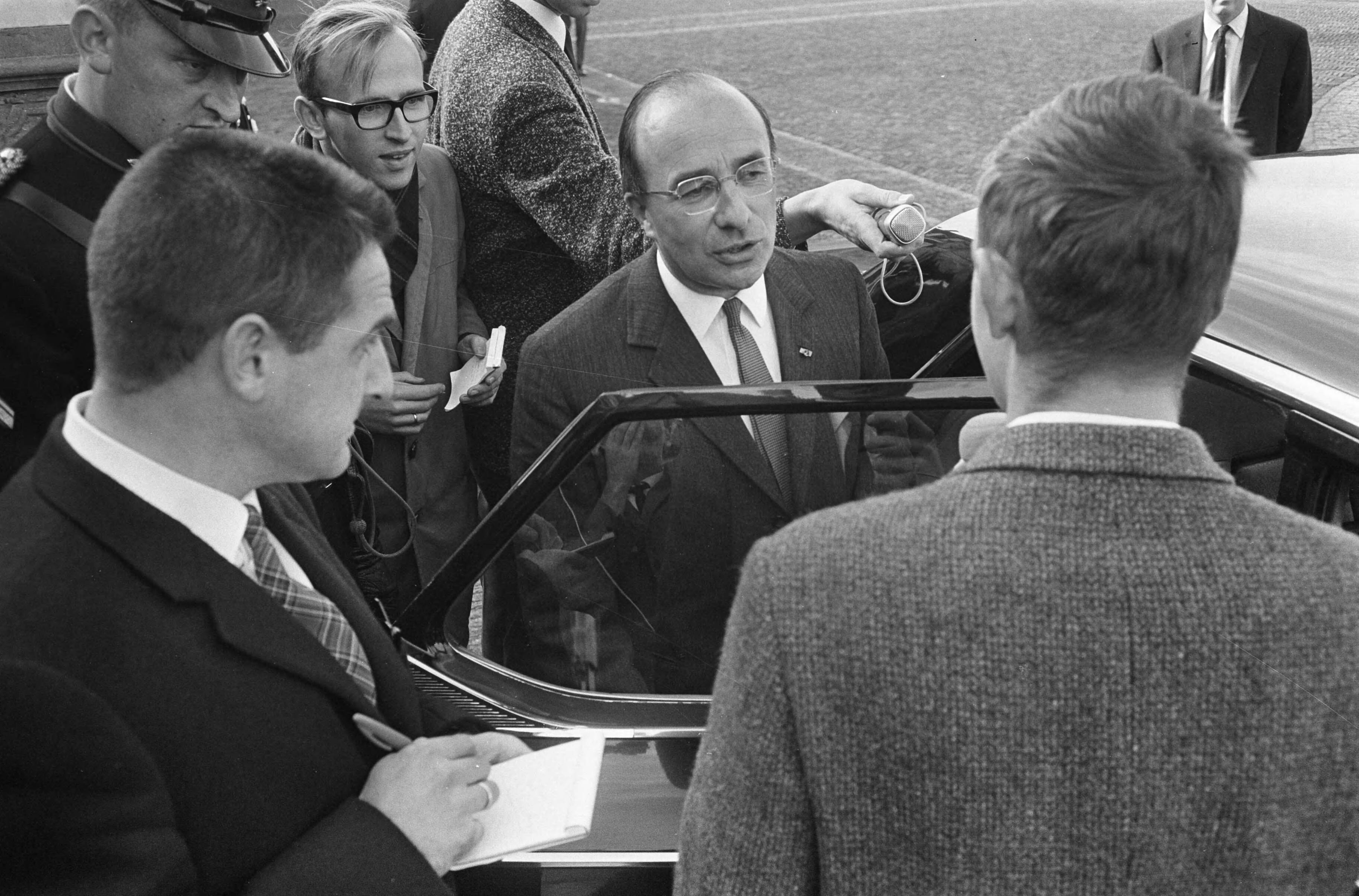 Kabinetscrises 1966: De nacht van Schmelzer — Premier Jo Cals arriveert bij Paleis Huis ten Bosch te Den Haag — Foto: Fotograaf Onbekend / Anefo. Licentie: Set B: Rechtenvrij / Publiek Domein. Bron: Nationaal Archief. http://hdl.handle.net/10648/ab015c62-d0b4-102d-bcf8-003048976d84